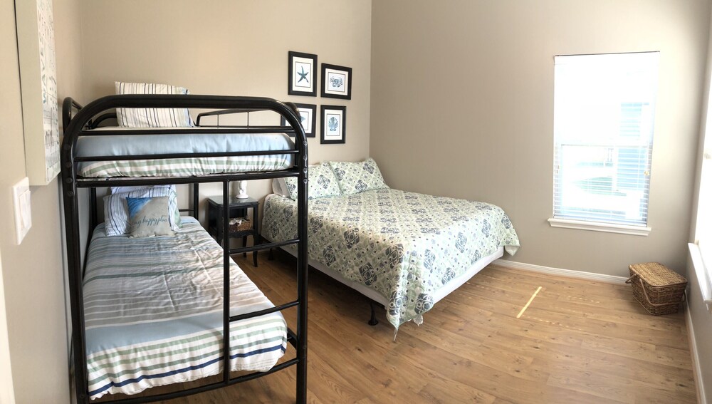 *Open & bright* 2nd Row beach house-Steps from the beach! 3BR. Family friendly!!