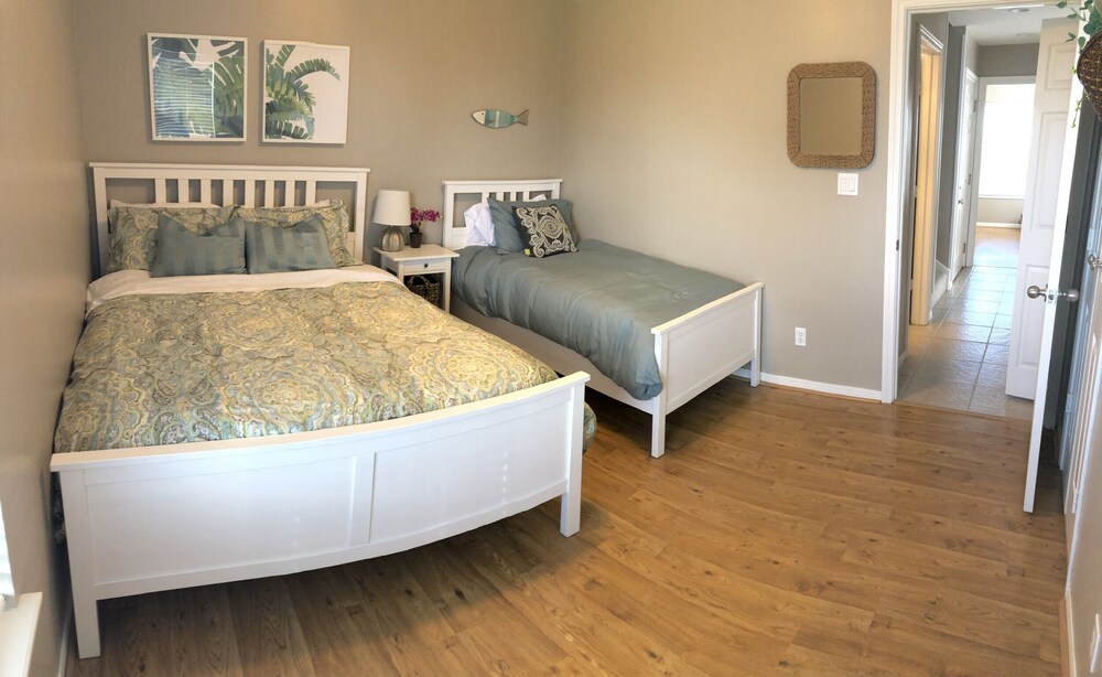 *Open & bright* 2nd Row beach house-Steps from the beach! 3BR. Family friendly!!