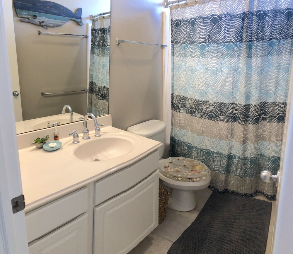 *Open & bright* 2nd Row beach house-Steps from the beach! 3BR. Family friendly!!