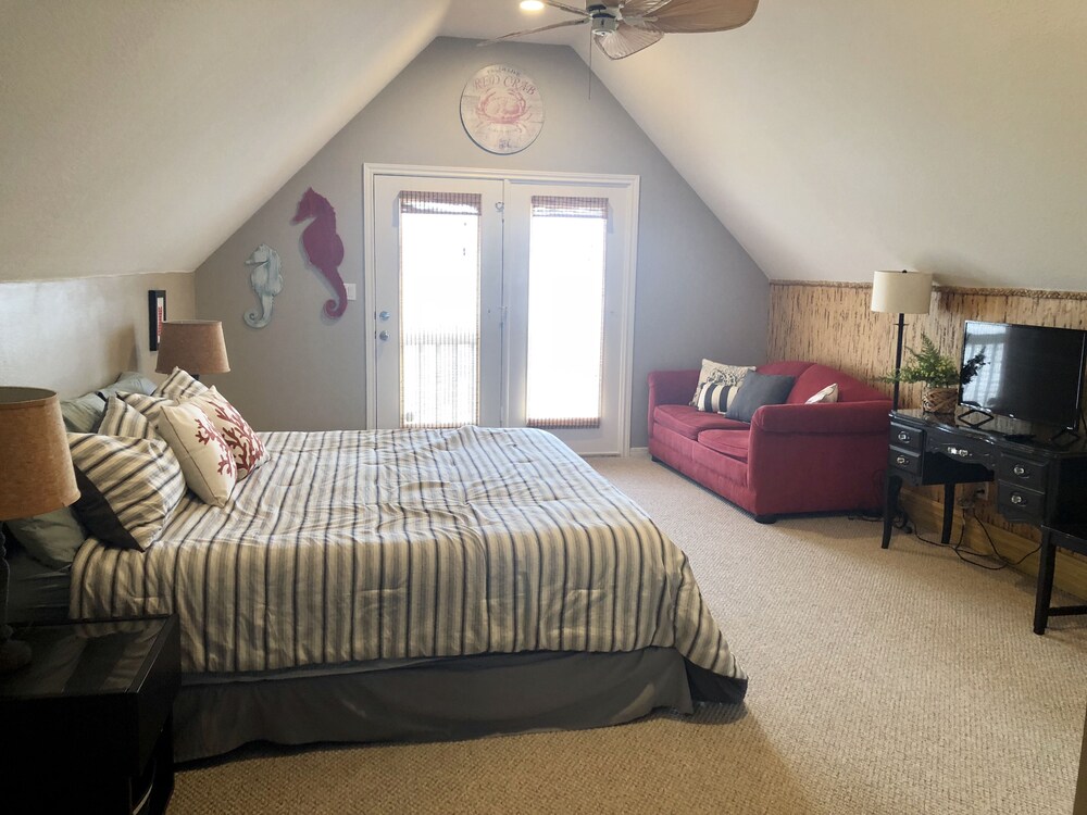 *Open & bright* 2nd Row beach house-Steps from the beach! 3BR. Family friendly!!