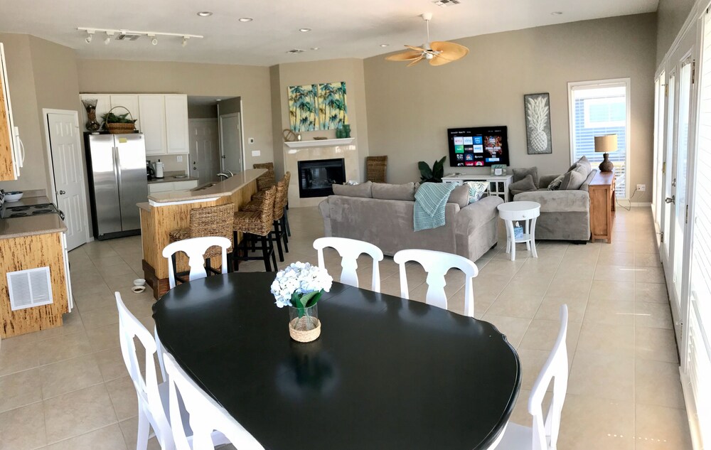 *Open & bright* 2nd Row beach house-Steps from the beach! 3BR. Family friendly!!