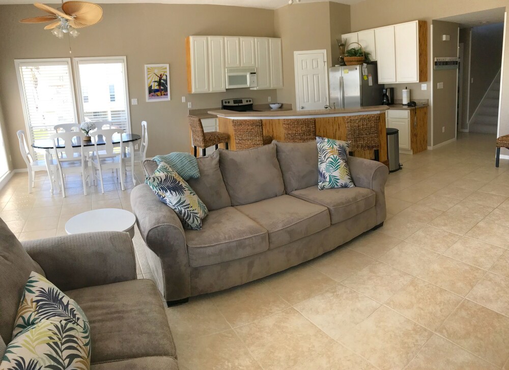 *Open & bright* 2nd Row beach house-Steps from the beach! 3BR. Family friendly!!