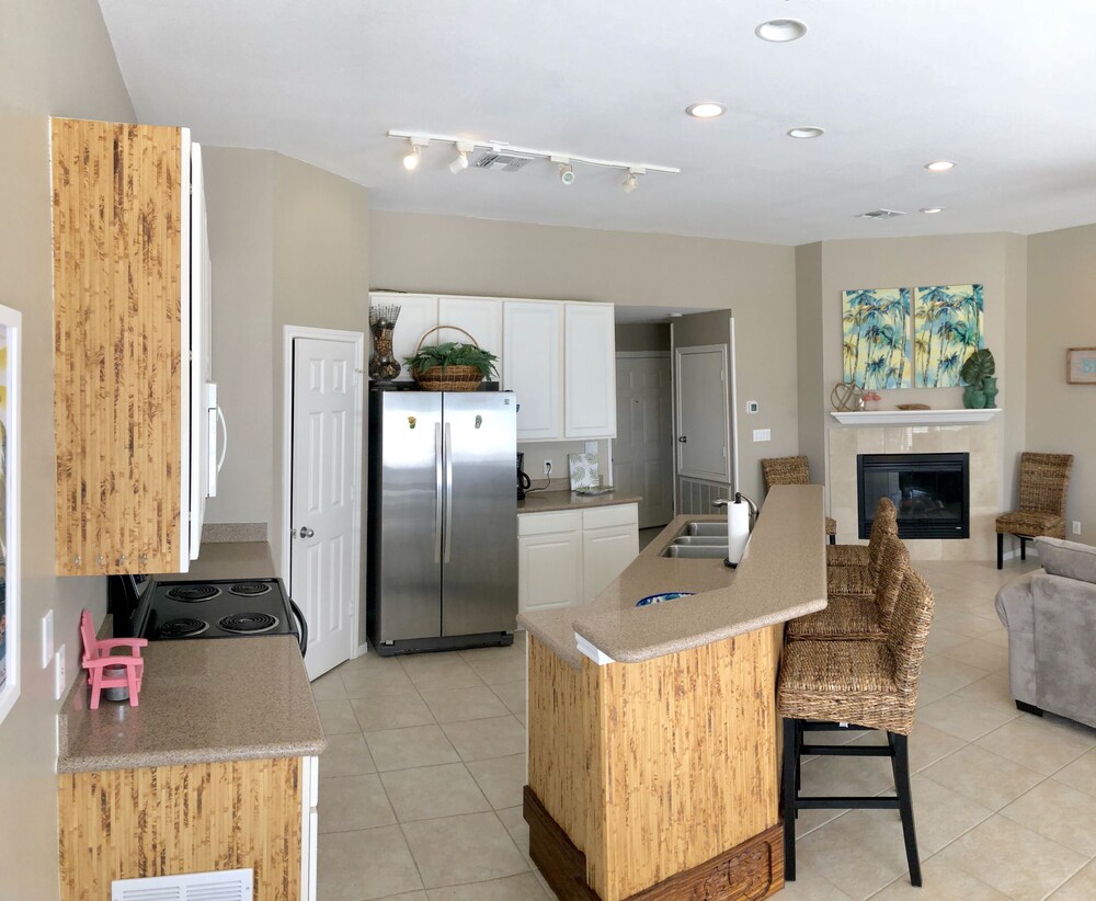 *Open & bright* 2nd Row beach house-Steps from the beach! 3BR. Family friendly!!