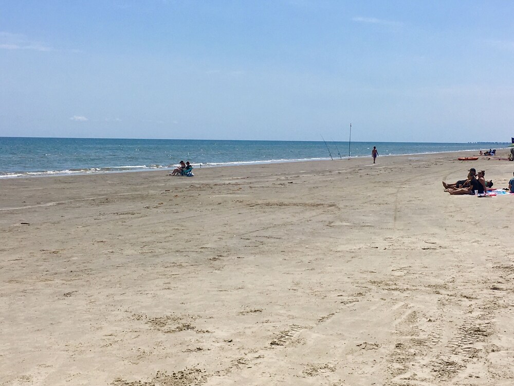 *Open & bright* 2nd Row beach house-Steps from the beach! 3BR. Family friendly!!