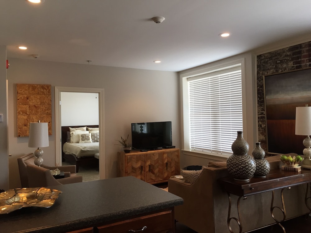 2 Bedroom Condo In The Historic Grover Hotel In Downtown