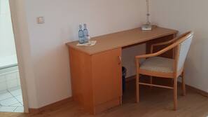 Schreibtisch, laptopgeeigneter Arbeitsplatz, kostenloses WLAN