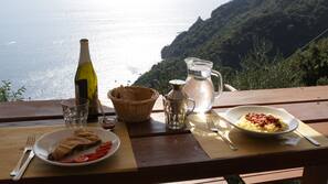 Déjeuner et dîner servis sur place, spécialités de la cuisine locale