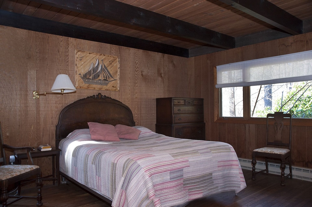 Contemporary 3 bdrm house, walk to village, close to ocean and ponds