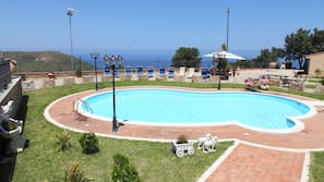 Piscina all'aperto, ombrelloni da piscina, lettini