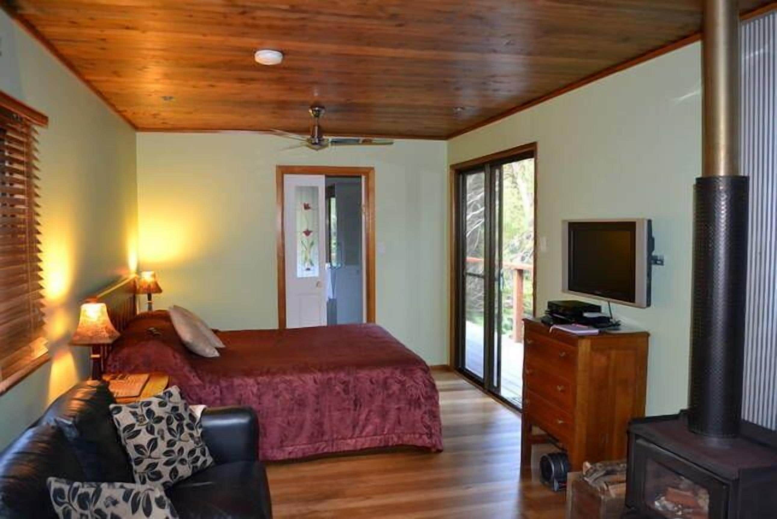 Waterfall Hideout-Rainforest Cabin for Couples