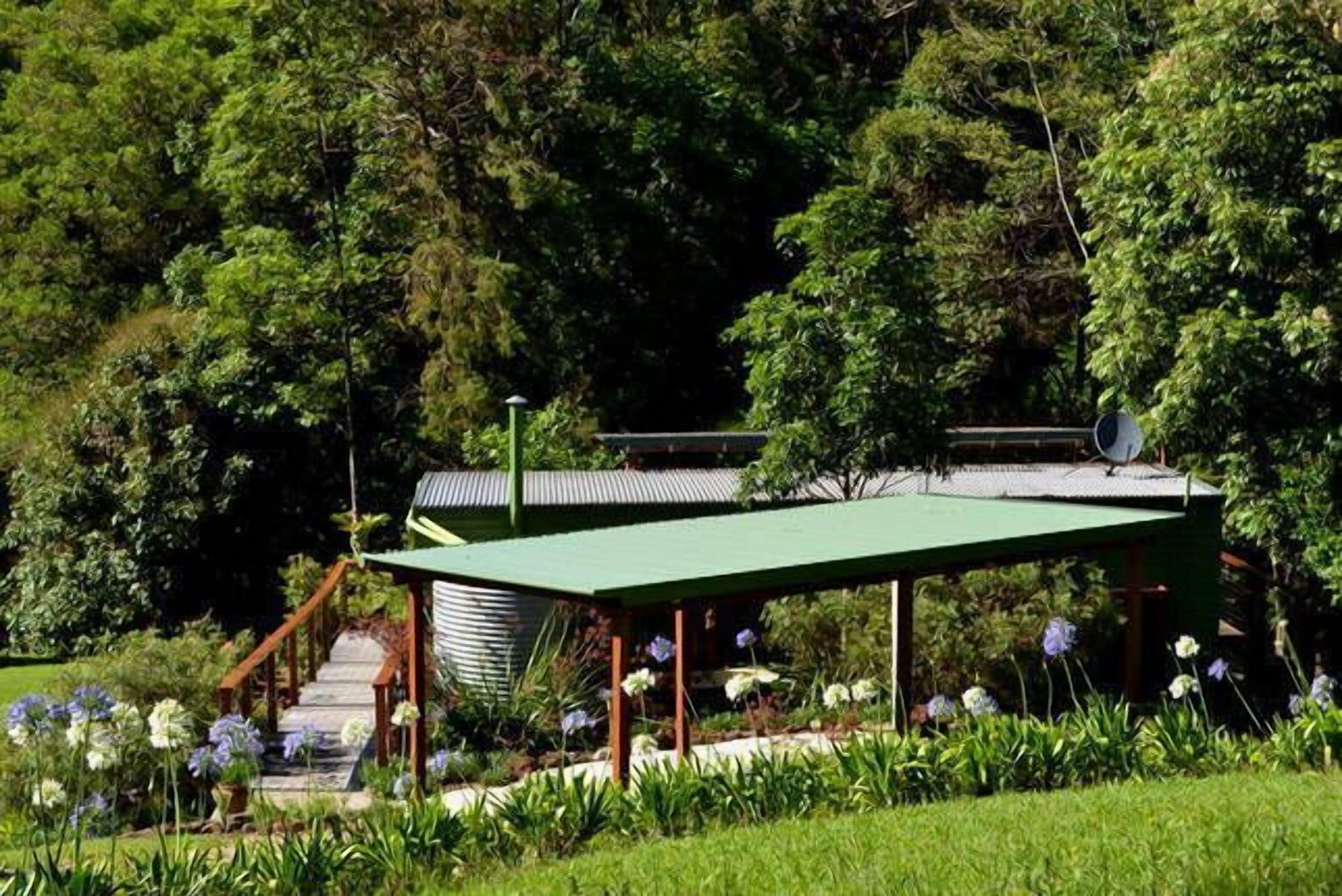 Waterfall Hideout-Rainforest Cabin for Couples