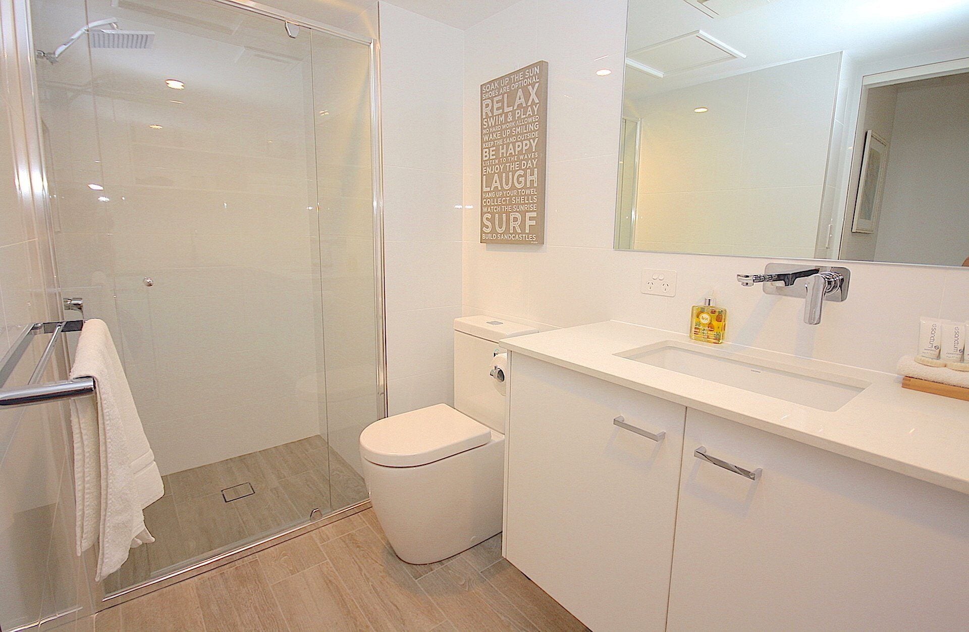 Cossies by the Sea - Pool, Air-con, Netflix, Wifi