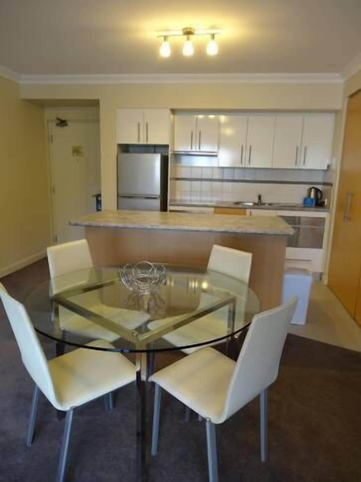 Perth CBD - free parking & WiFi. Ideal for Convention Centre, Chevron, Woodside.