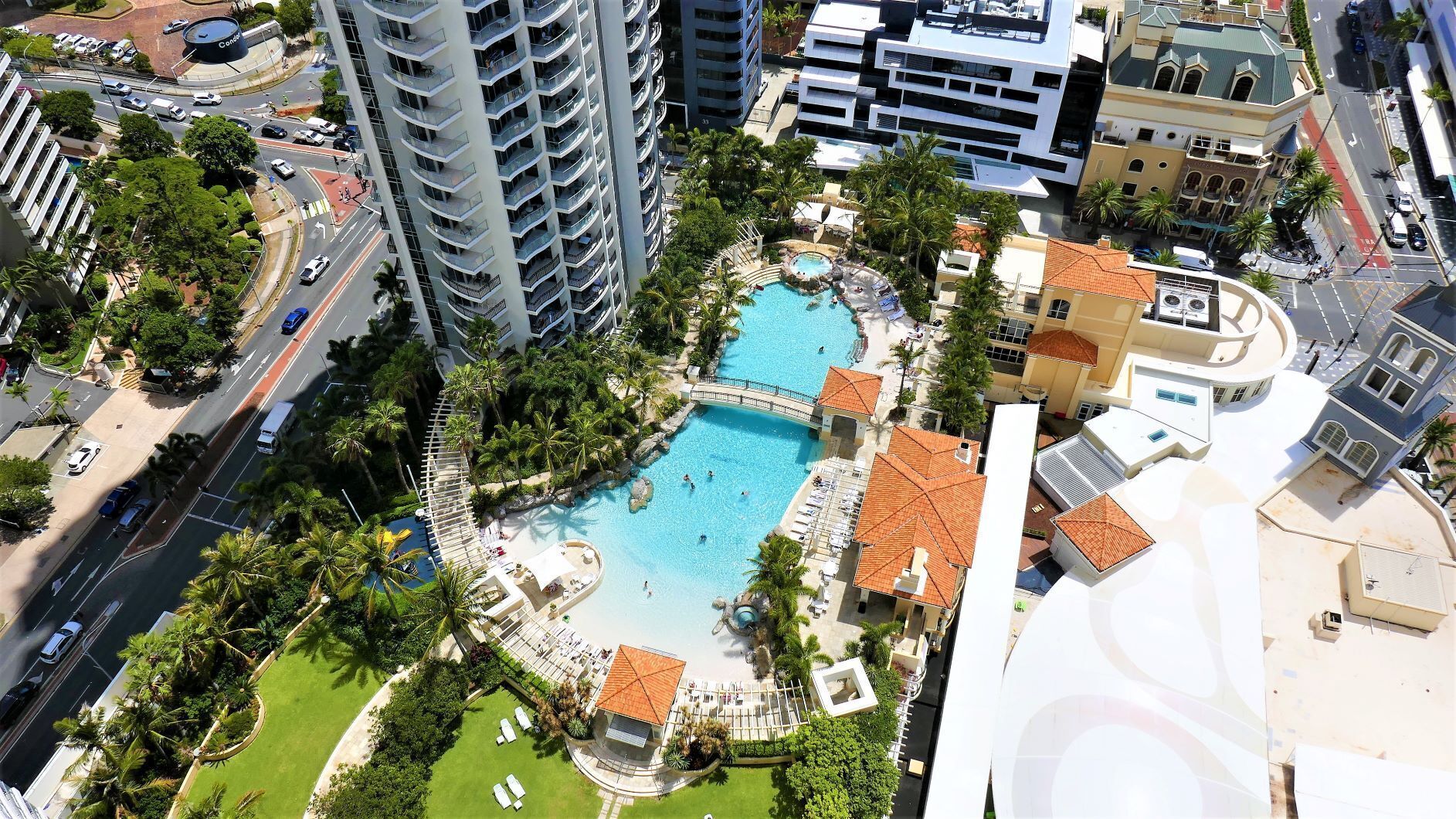 Spacious 3 Bedroom in the Heart of Surfers With Ocean Views