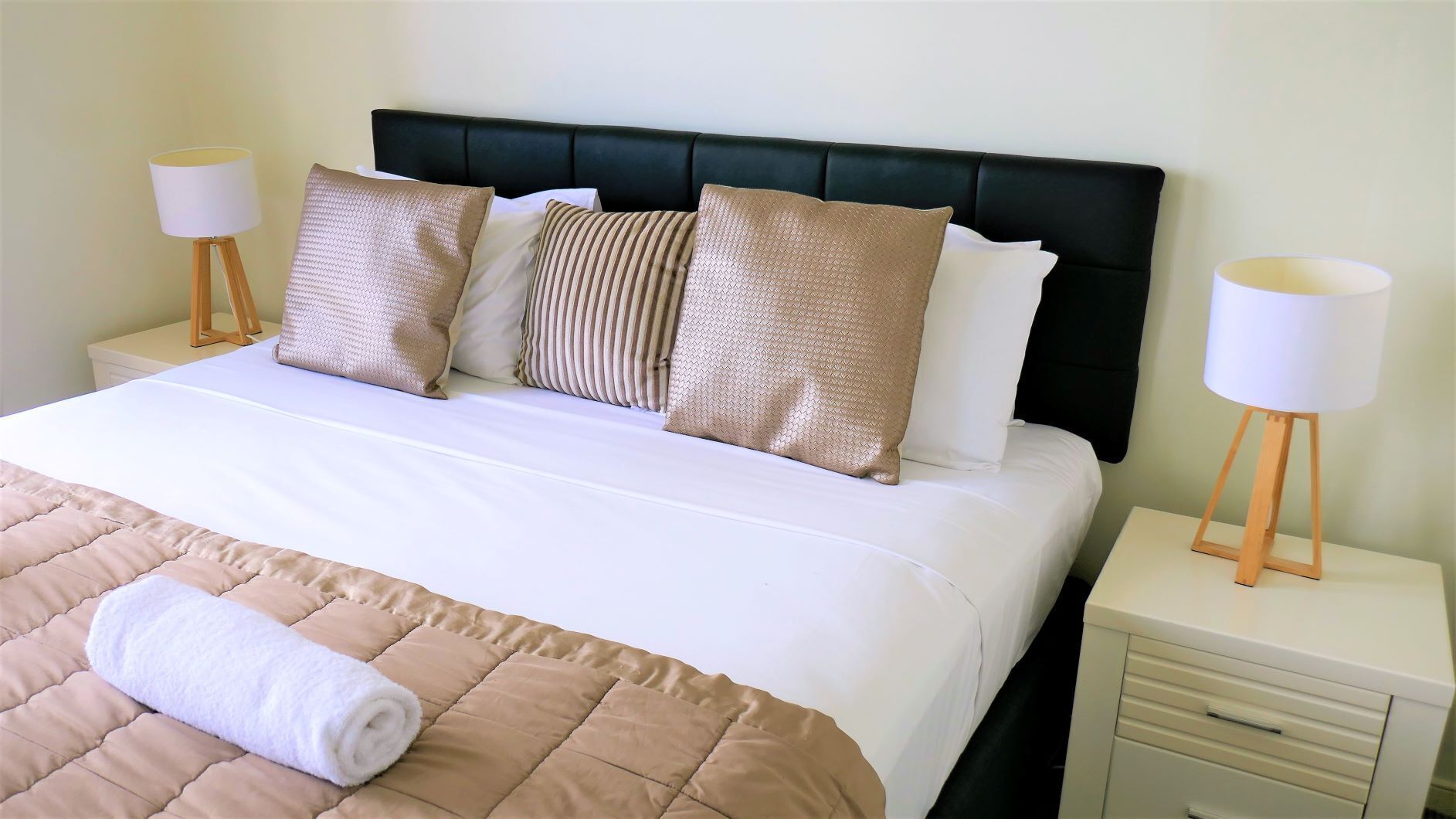 Spacious 3 Bedroom in the Heart of Surfers With Ocean Views