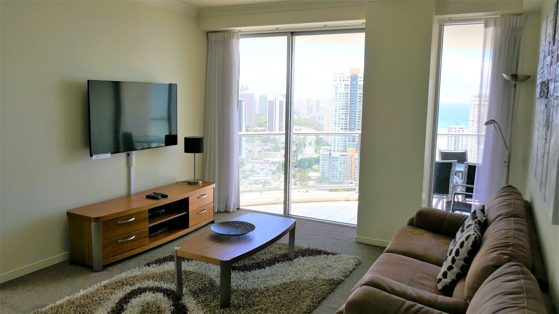 Spacious 3 Bedroom in the Heart of Surfers With Ocean Views