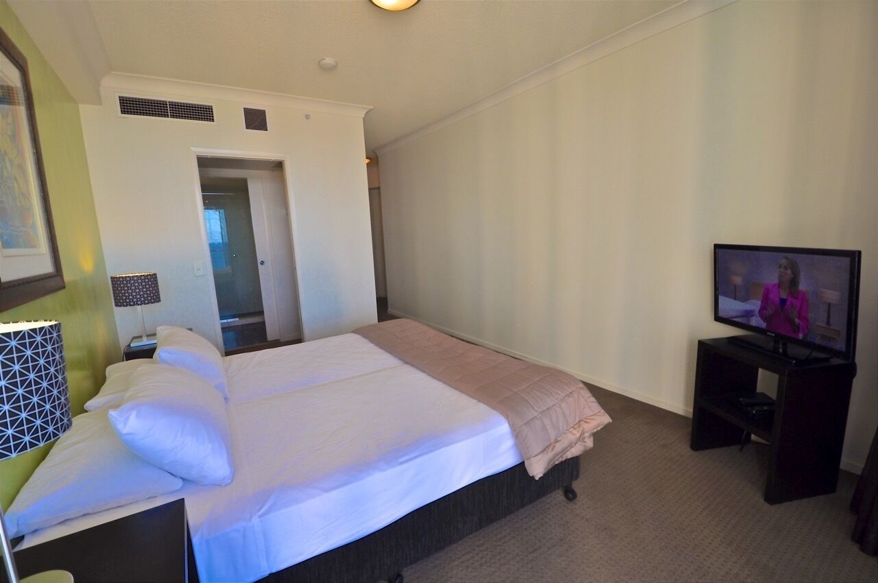 Spacious 3 Bedroom in the Heart of Surfers With Ocean Views