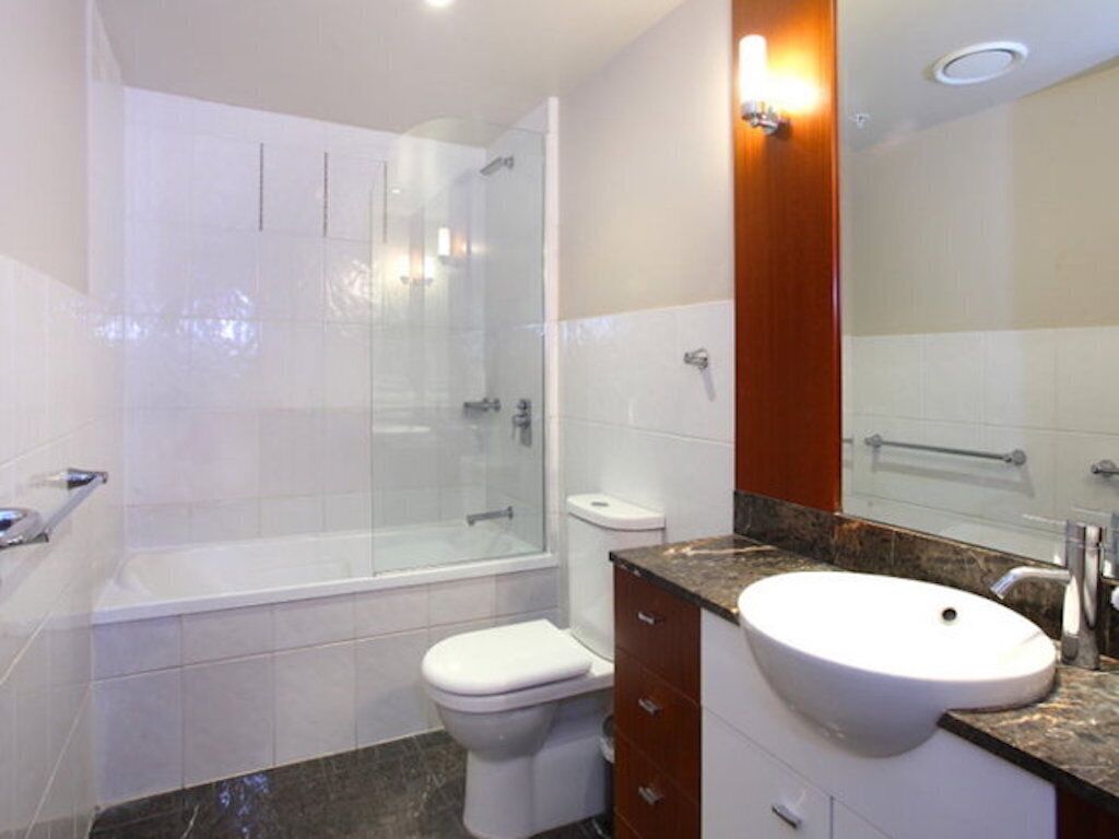 Spacious 3 Bedroom in the Heart of Surfers With Ocean Views