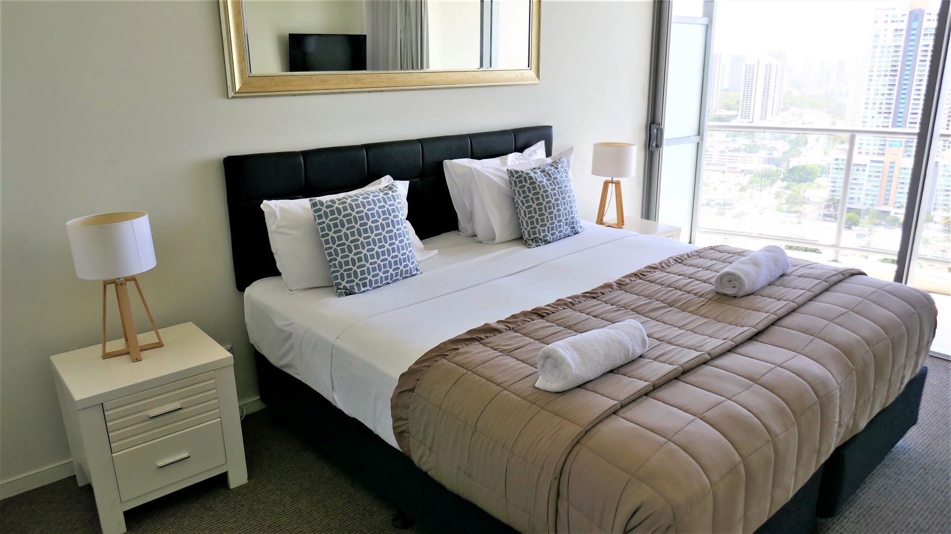 Spacious 3 Bedroom in the Heart of Surfers With Ocean Views