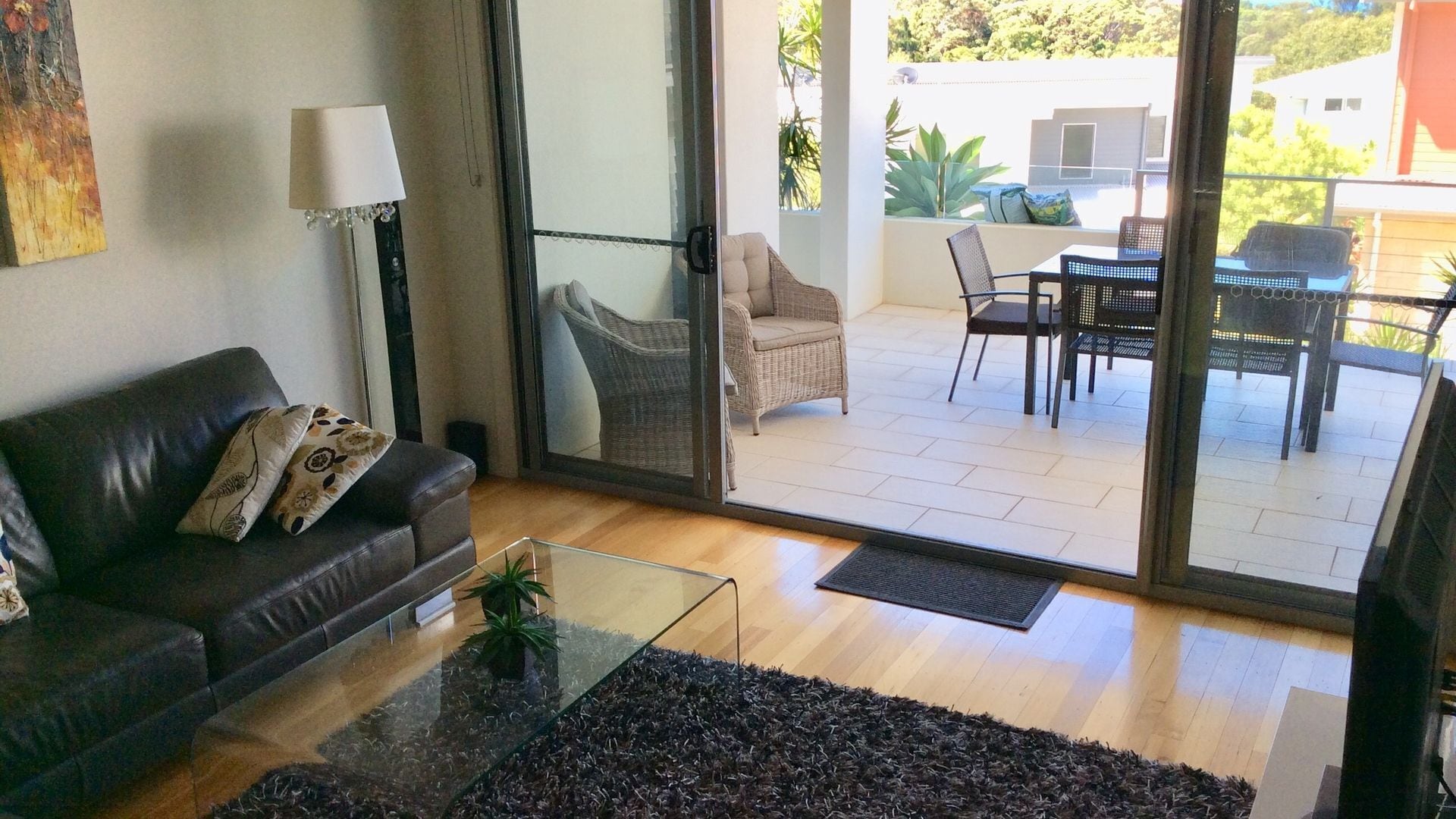 Family holiday right near Diggers Beach and shops. Light filled spacious home.