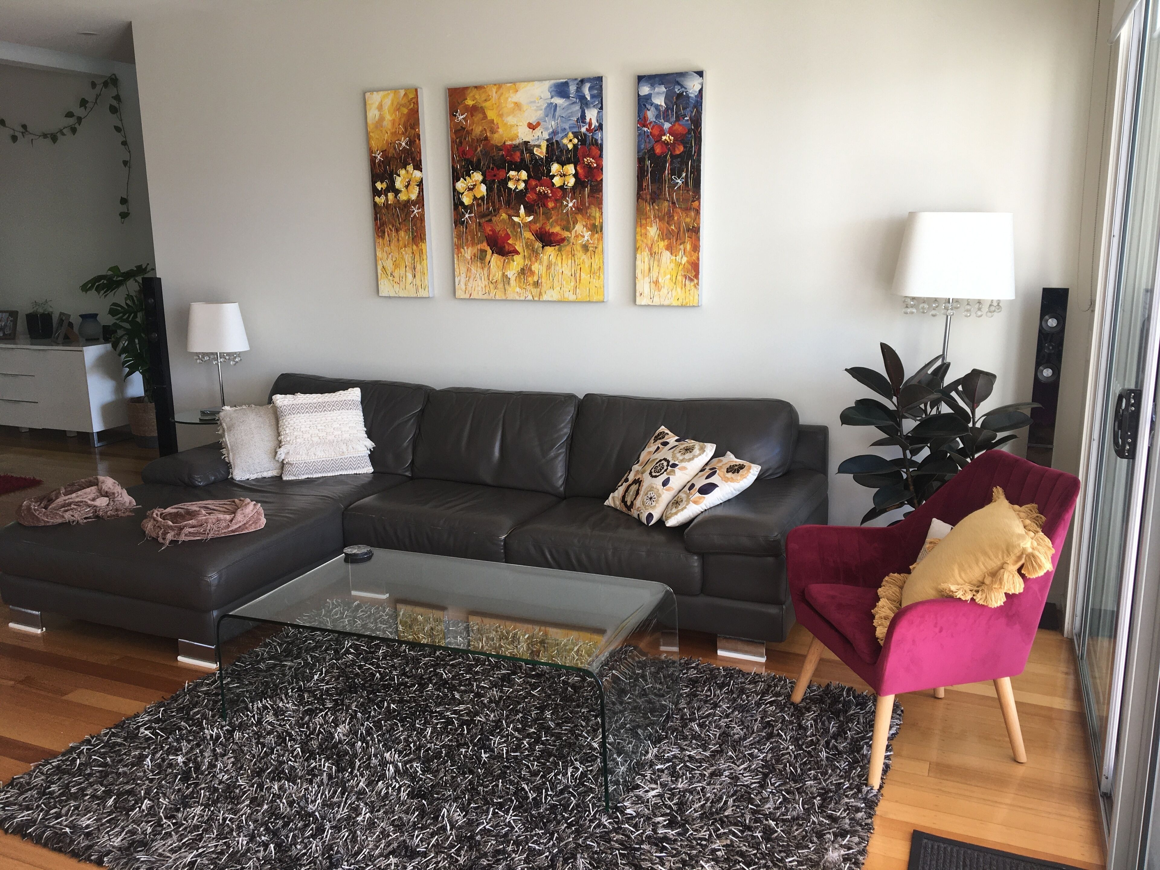 Family holiday right near Diggers Beach and shops. Light filled spacious home.