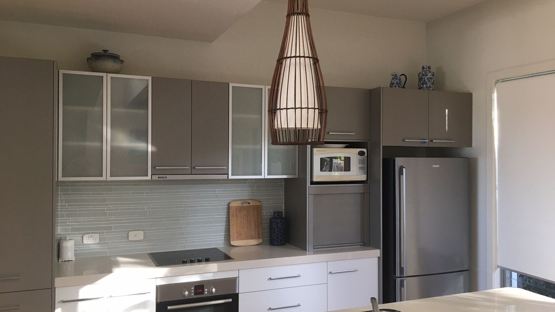 Family holiday right near Diggers Beach and shops. Light filled spacious home.