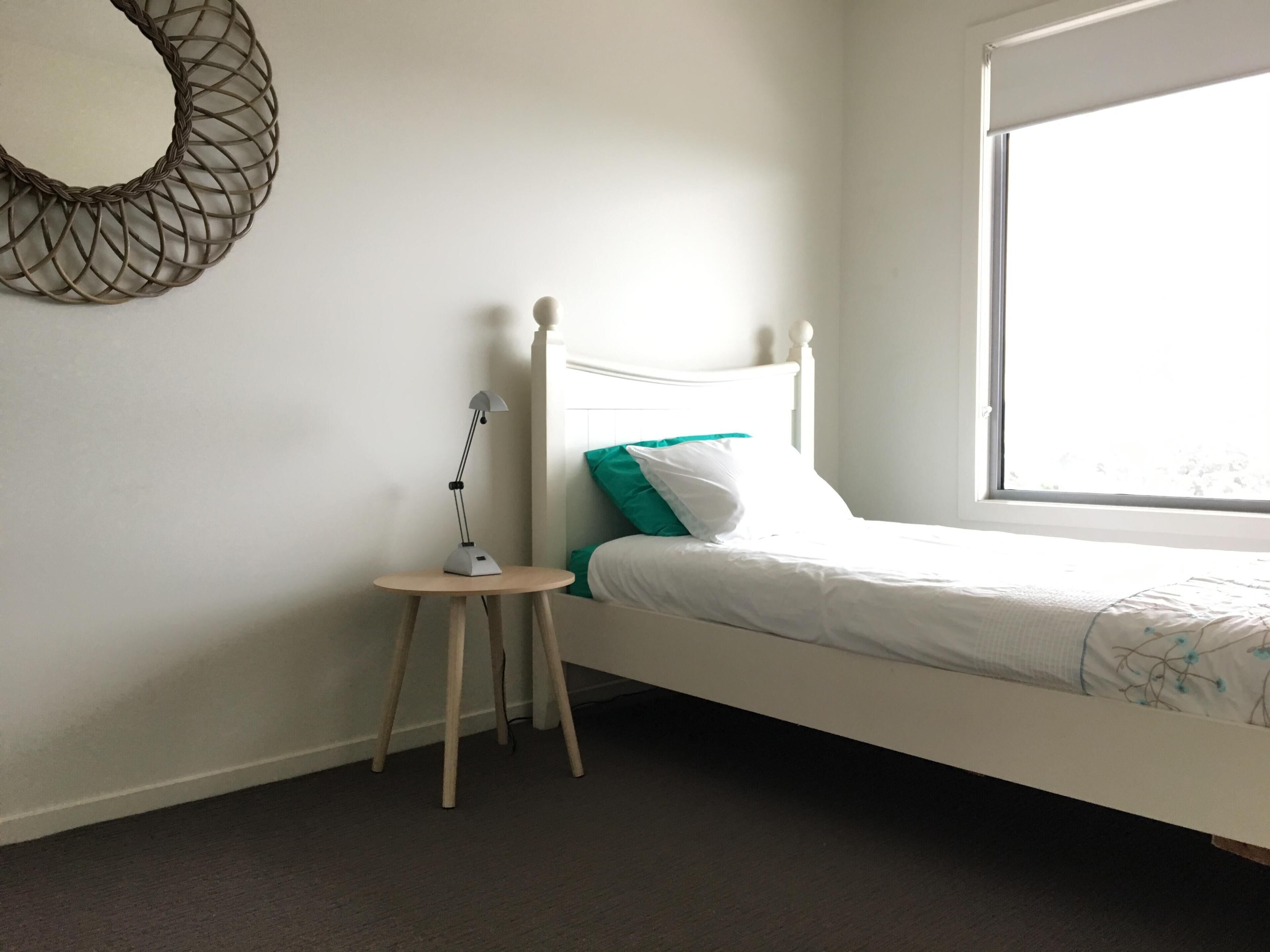 Family holiday right near Diggers Beach and shops. Light filled spacious home.