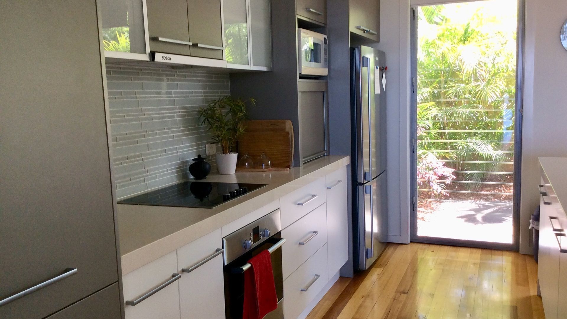 Family holiday right near Diggers Beach and shops. Light filled spacious home.