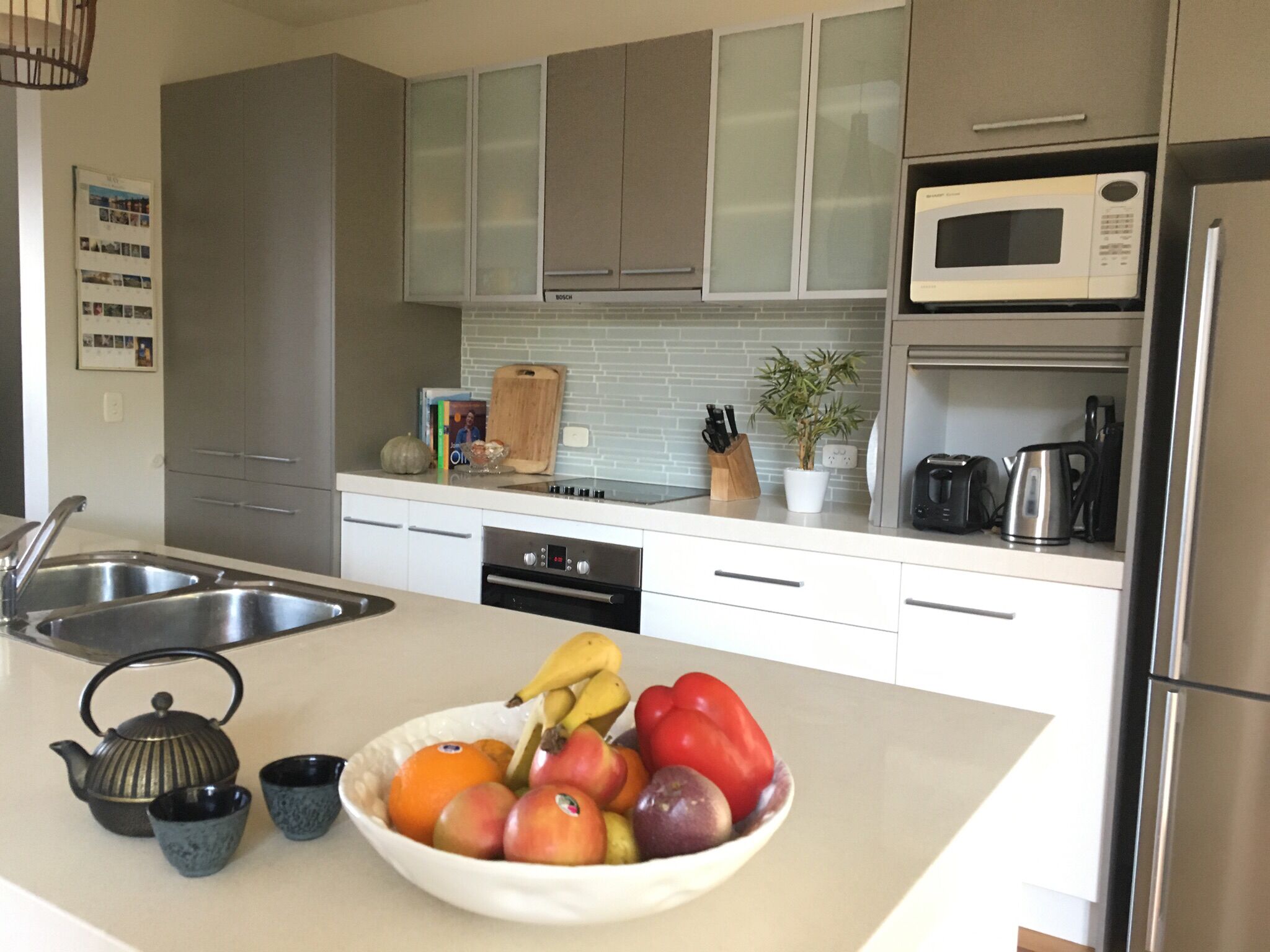 Family holiday right near Diggers Beach and shops. Light filled spacious home.