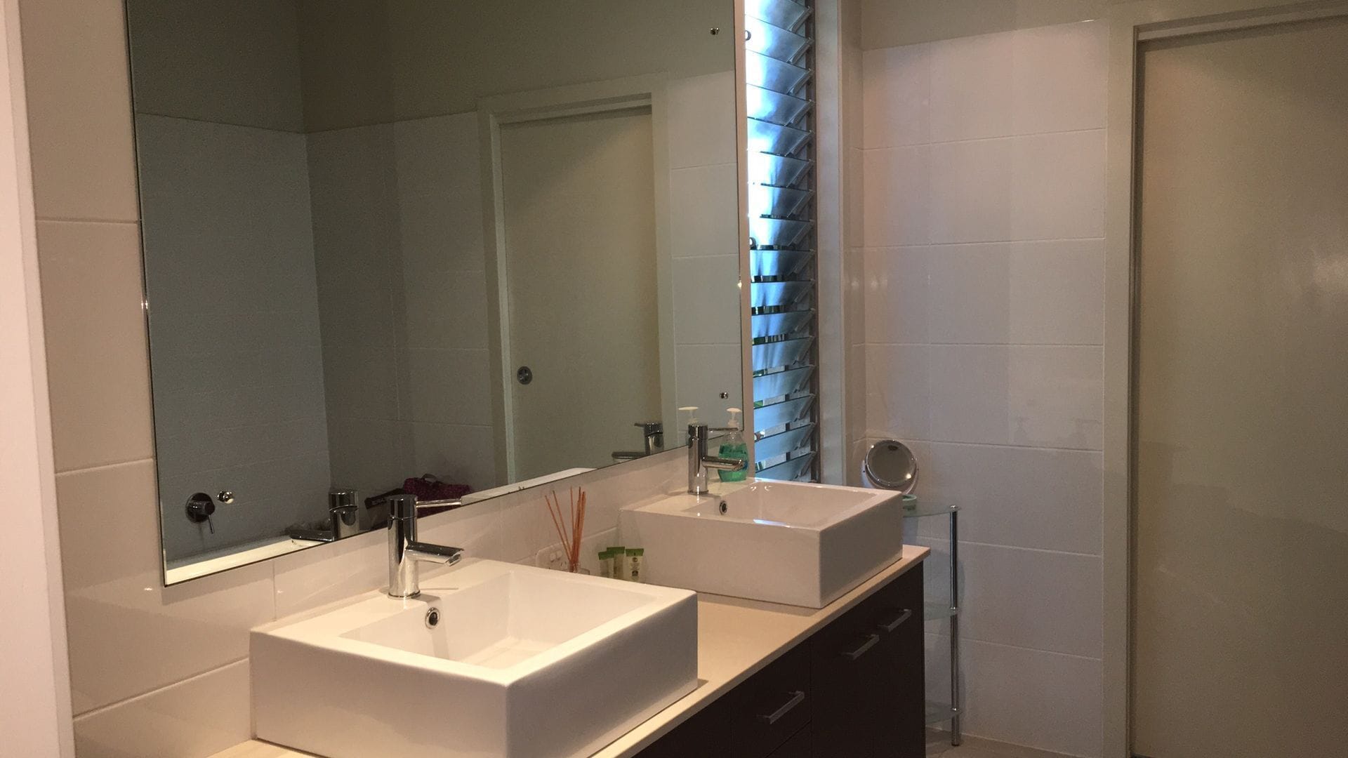 Family holiday right near Diggers Beach and shops. Light filled spacious home.