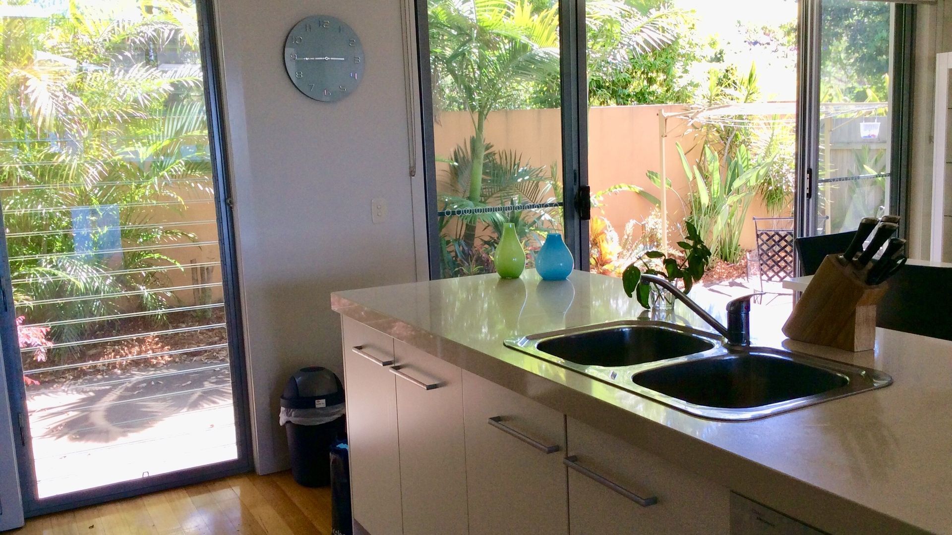 Family holiday right near Diggers Beach and shops. Light filled spacious home.