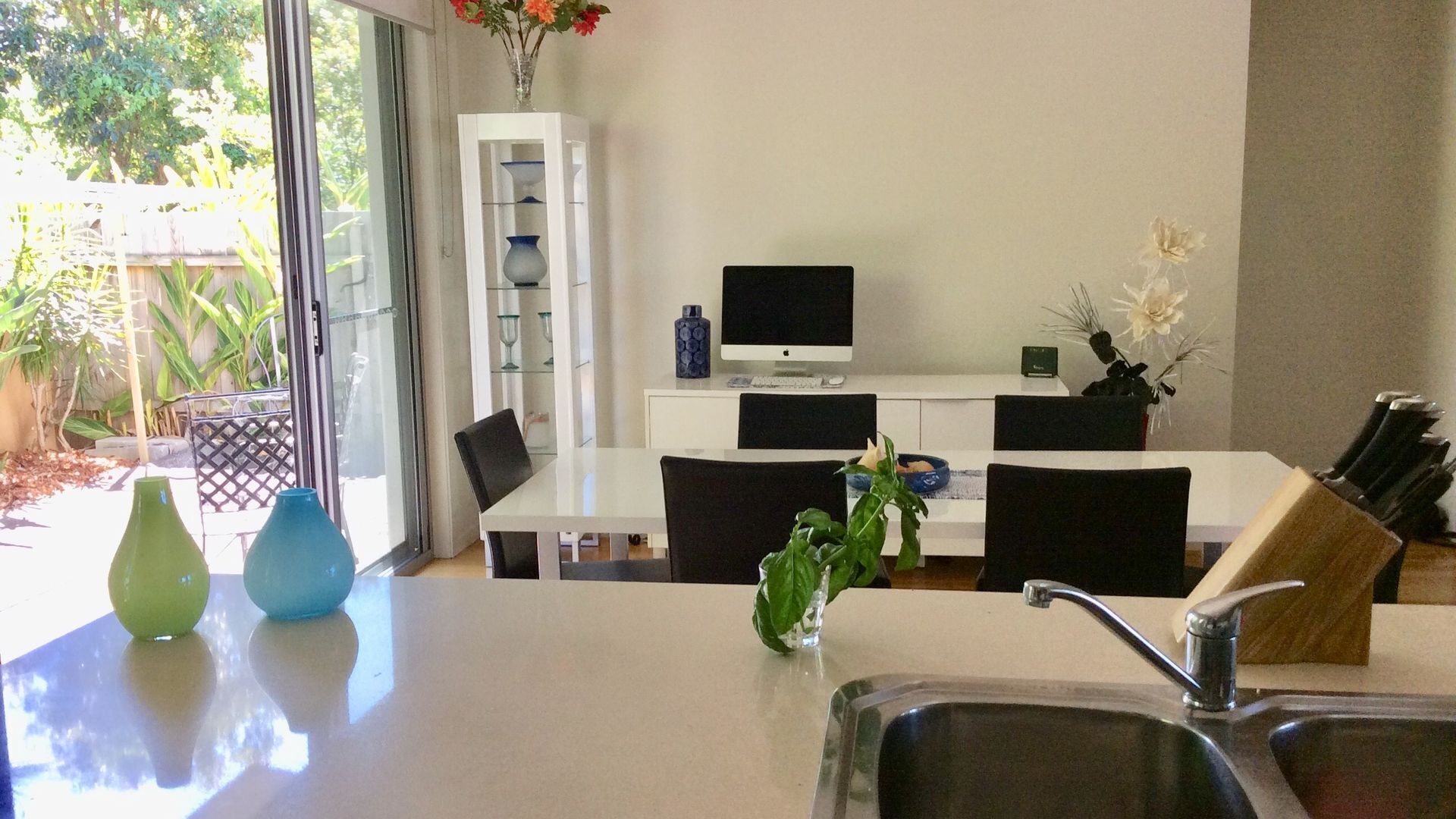 Family holiday right near Diggers Beach and shops. Light filled spacious home.