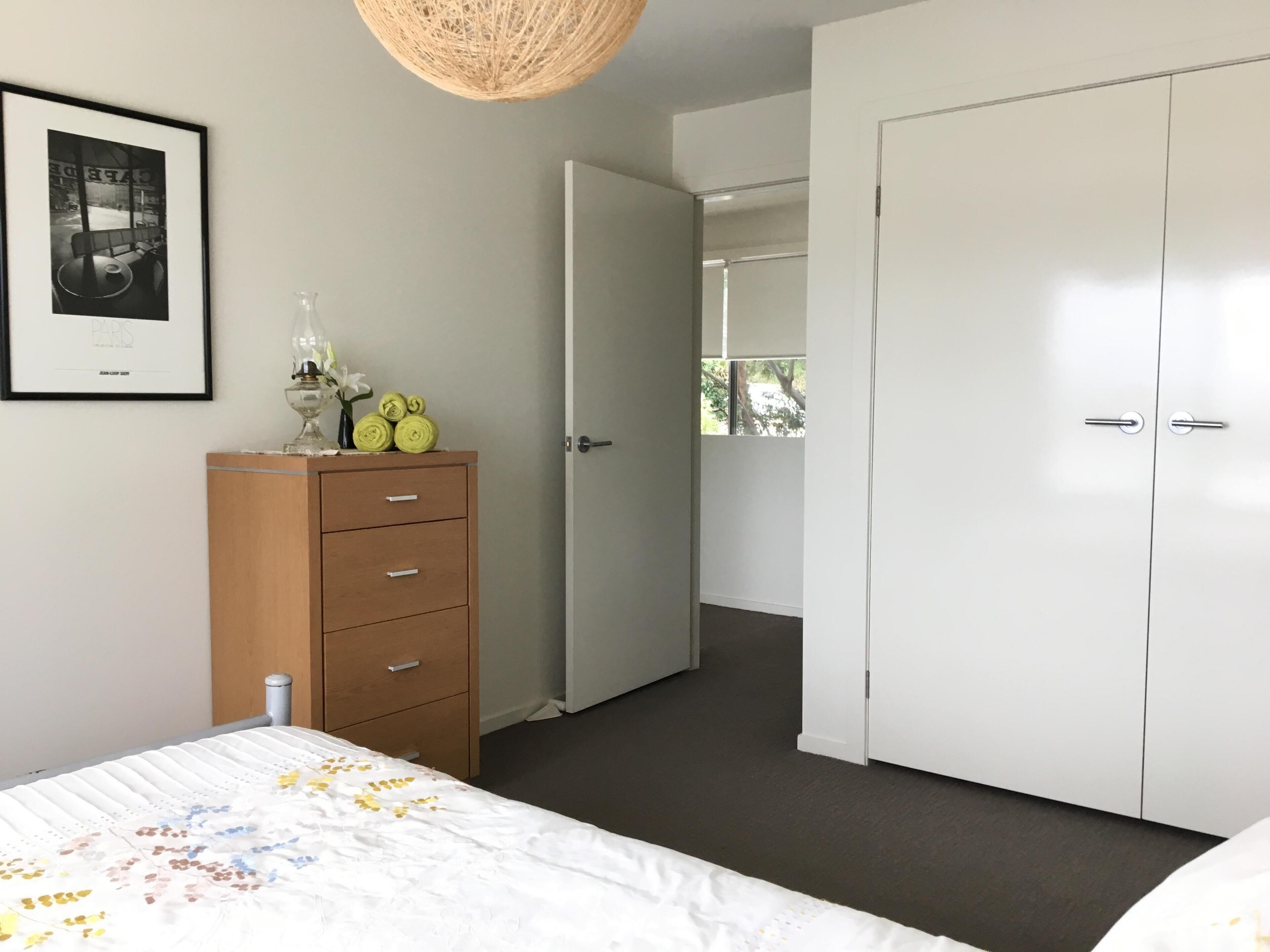 Family holiday right near Diggers Beach and shops. Light filled spacious home.