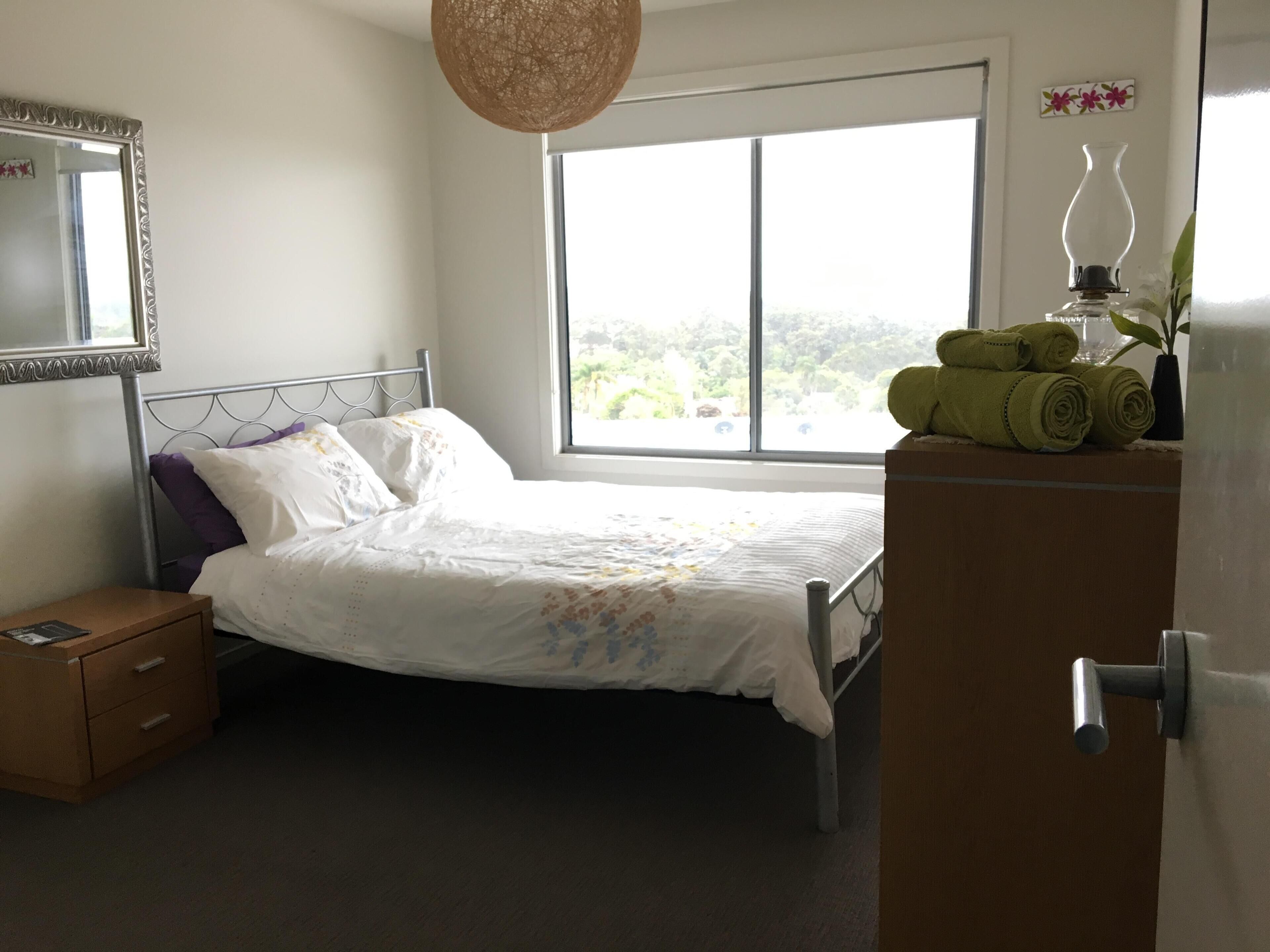 Family holiday right near Diggers Beach and shops. Light filled spacious home.