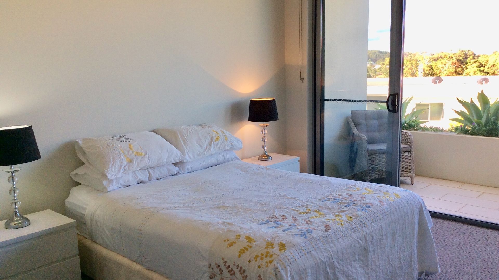 Family holiday right near Diggers Beach and shops. Light filled spacious home.