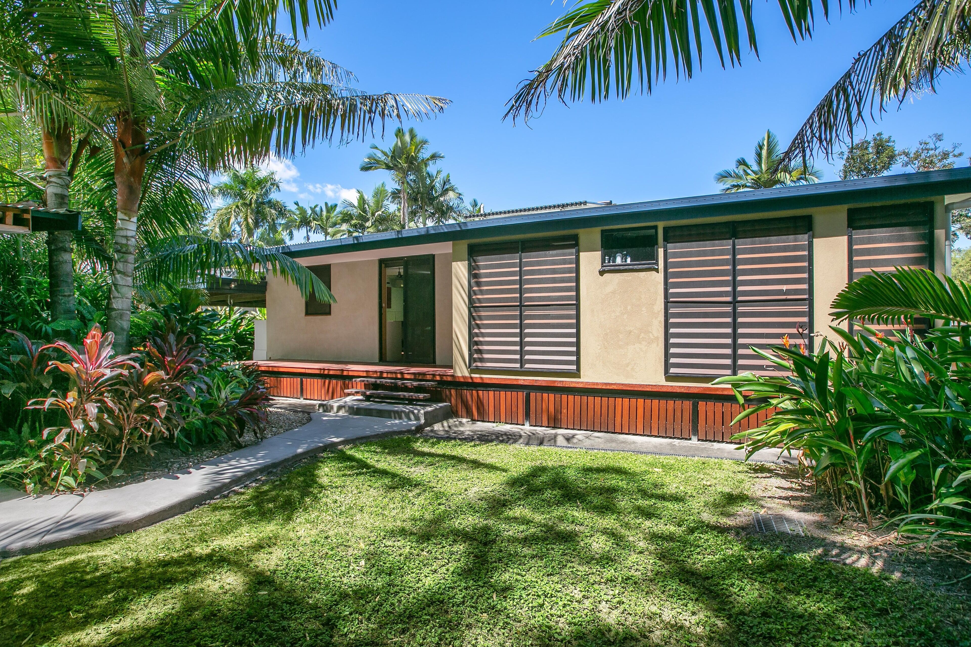 Tropical House wth Pool, Sleeps 8, Plus Private Studio, BBQ Dinning, 4 Bedroom