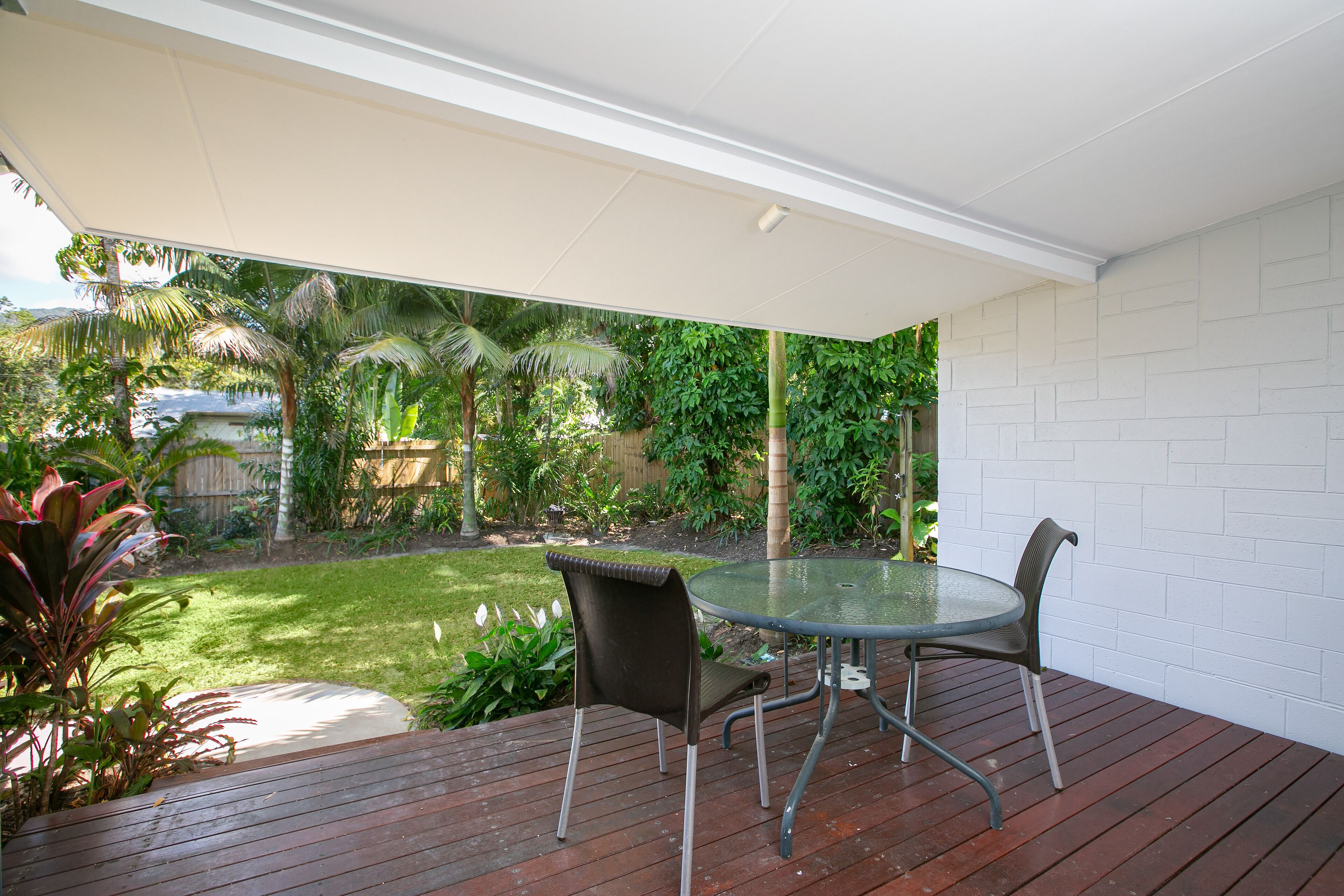 Tropical House wth Pool, Sleeps 8, Plus Private Studio, BBQ Dinning, 4 Bedroom