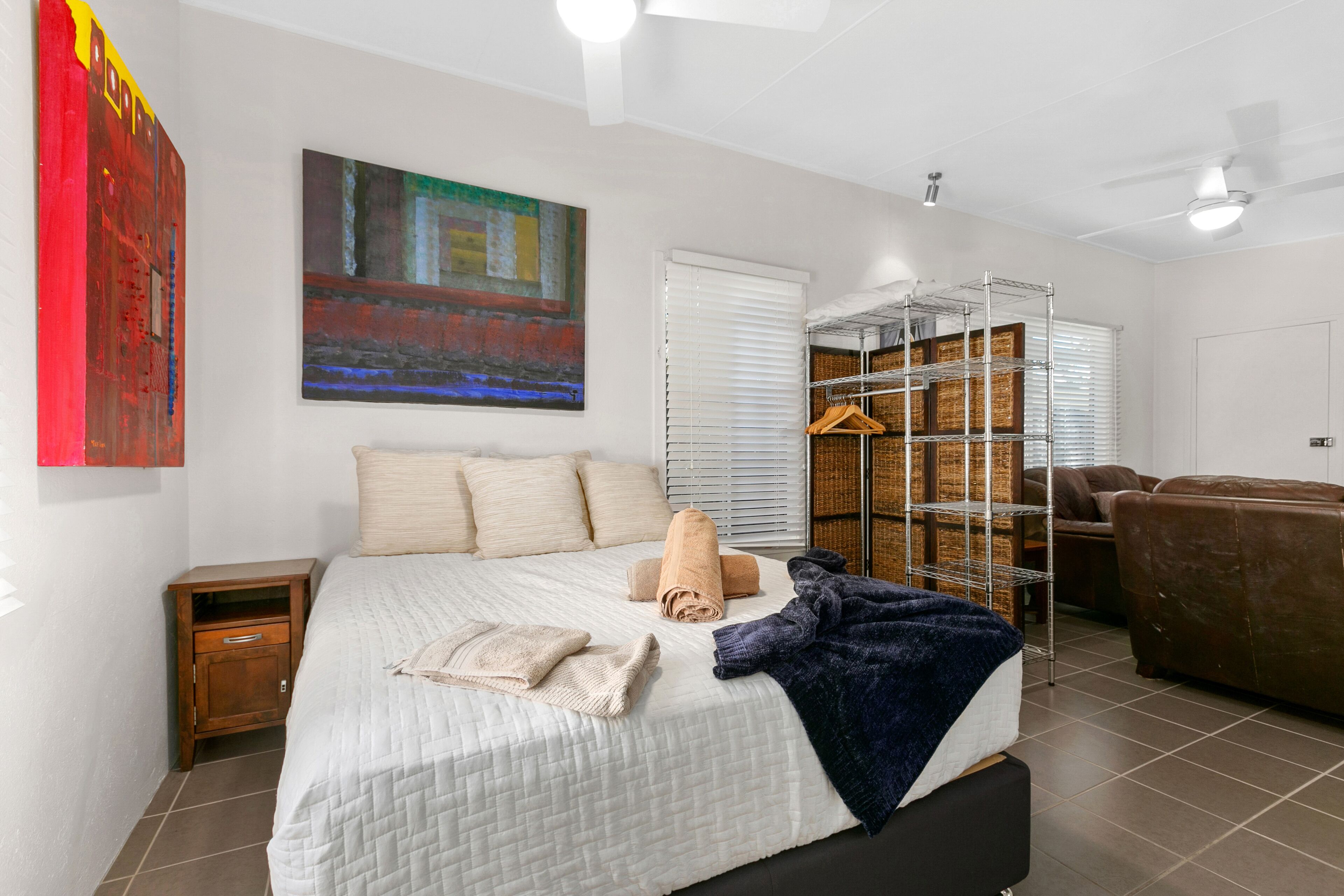 Tropical House wth Pool, Sleeps 8, Plus Private Studio, BBQ Dinning, 4 Bedroom