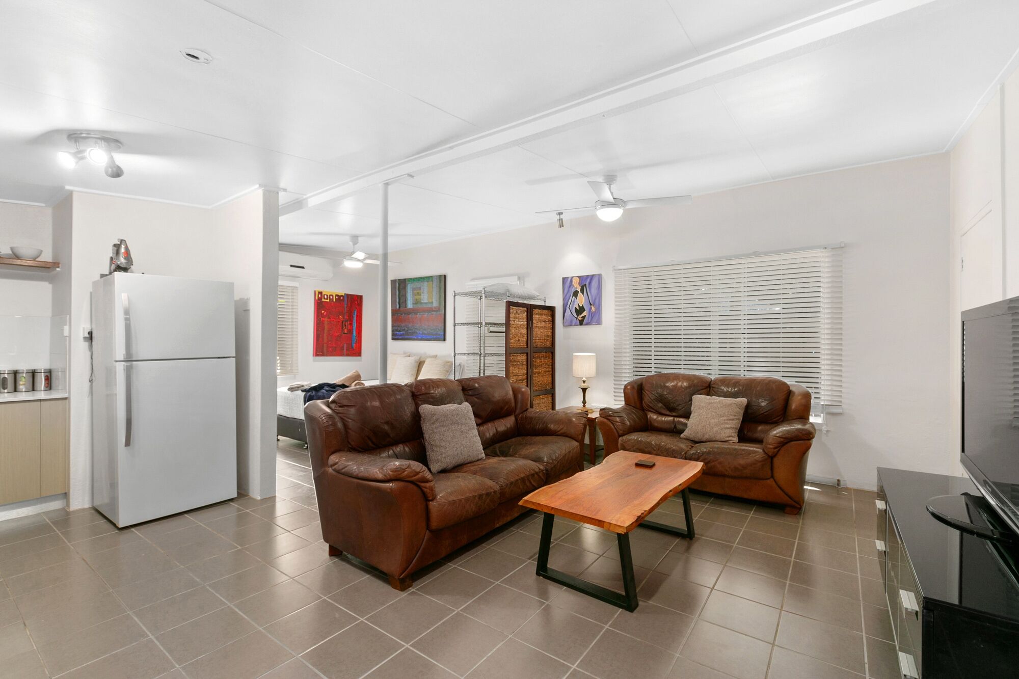 Tropical House wth Pool, Sleeps 8, Plus Private Studio, BBQ Dinning, 4 Bedroom