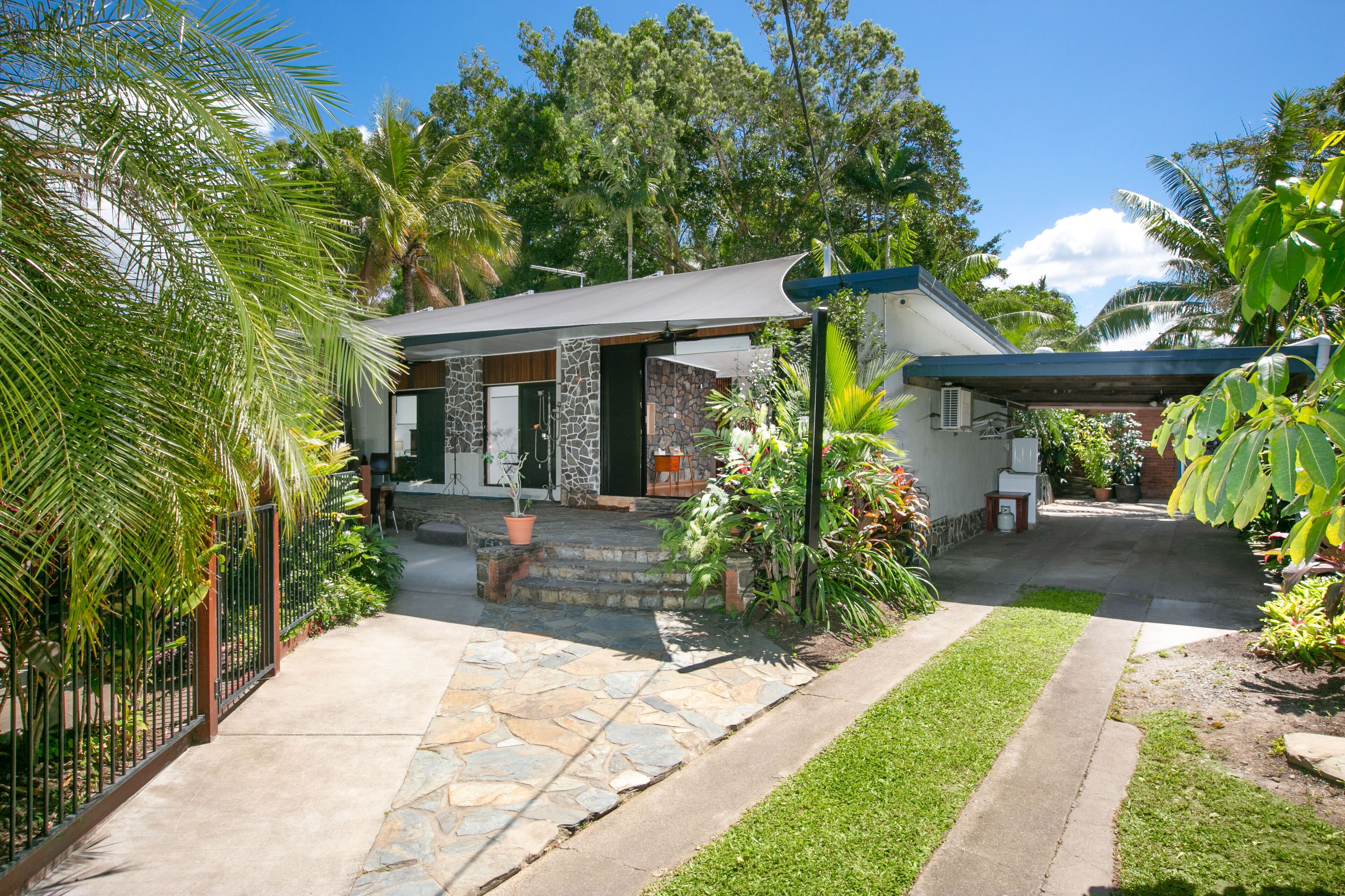 Tropical House wth Pool, Sleeps 8, Plus Private Studio, BBQ Dinning, 4 Bedroom