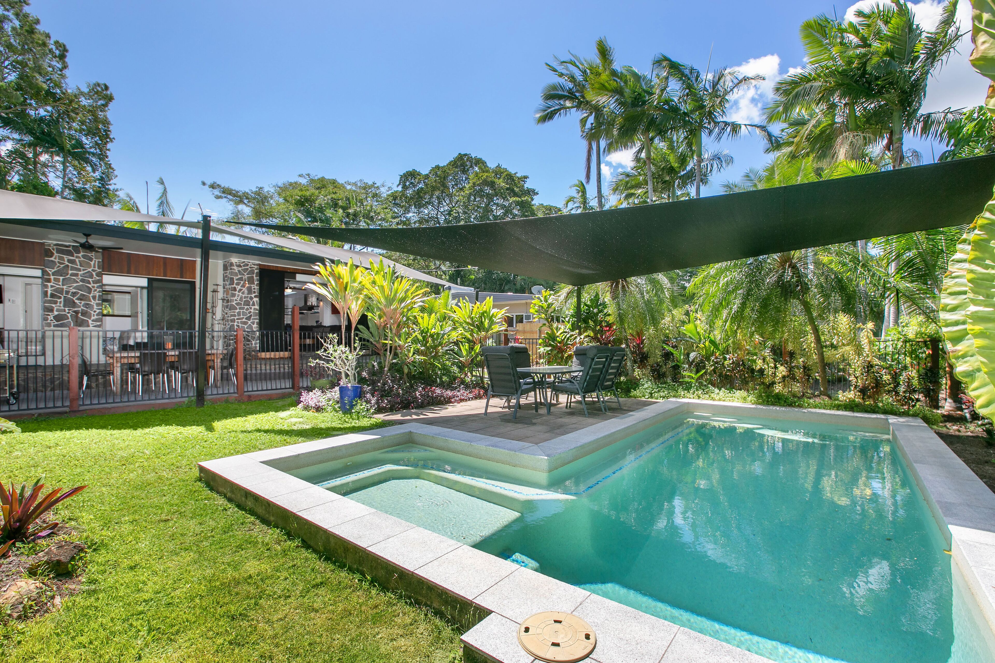 Tropical House wth Pool, Sleeps 8, Plus Private Studio, BBQ Dinning, 4 Bedroom