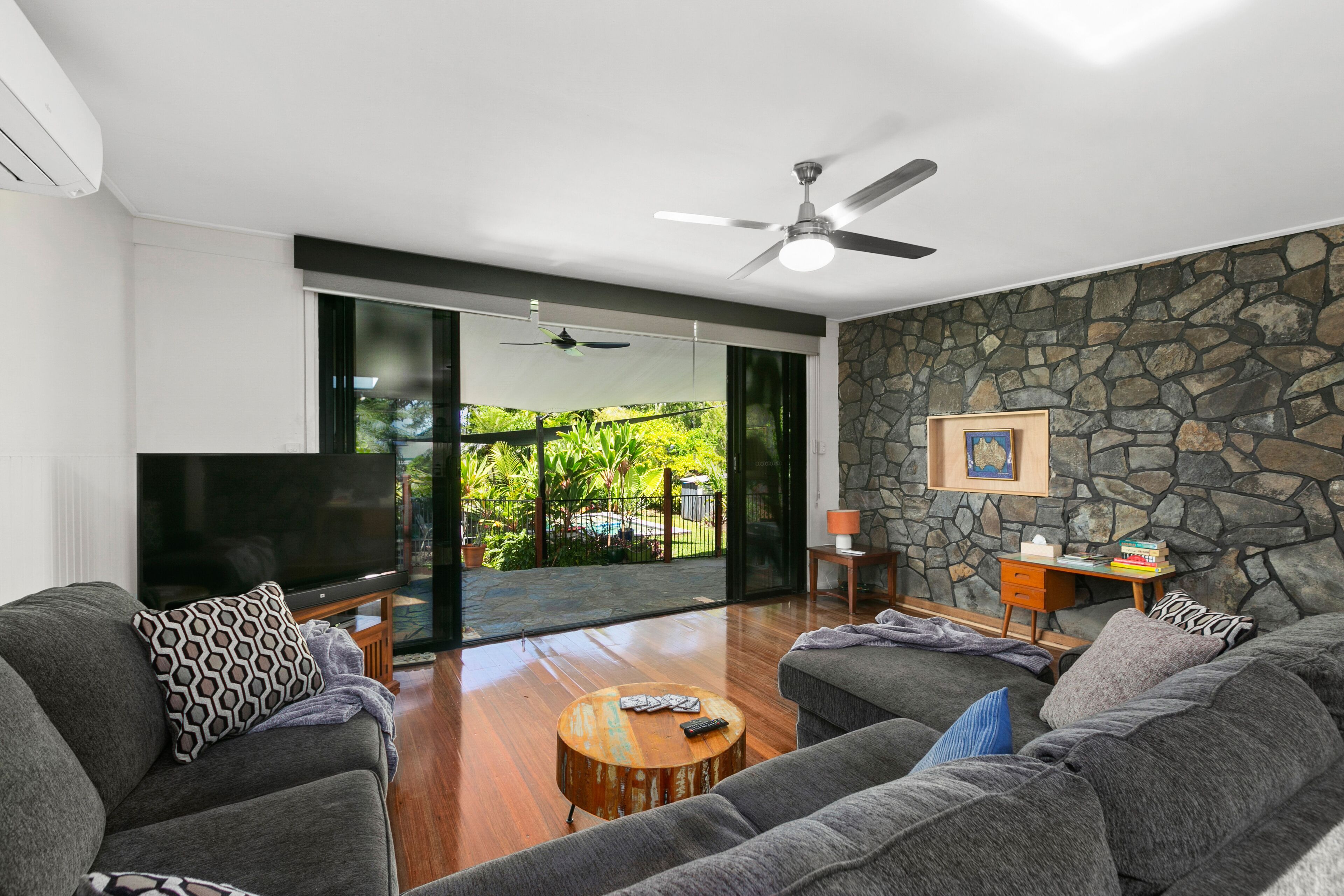 Tropical House wth Pool, Sleeps 8, Plus Private Studio, BBQ Dinning, 4 Bedroom