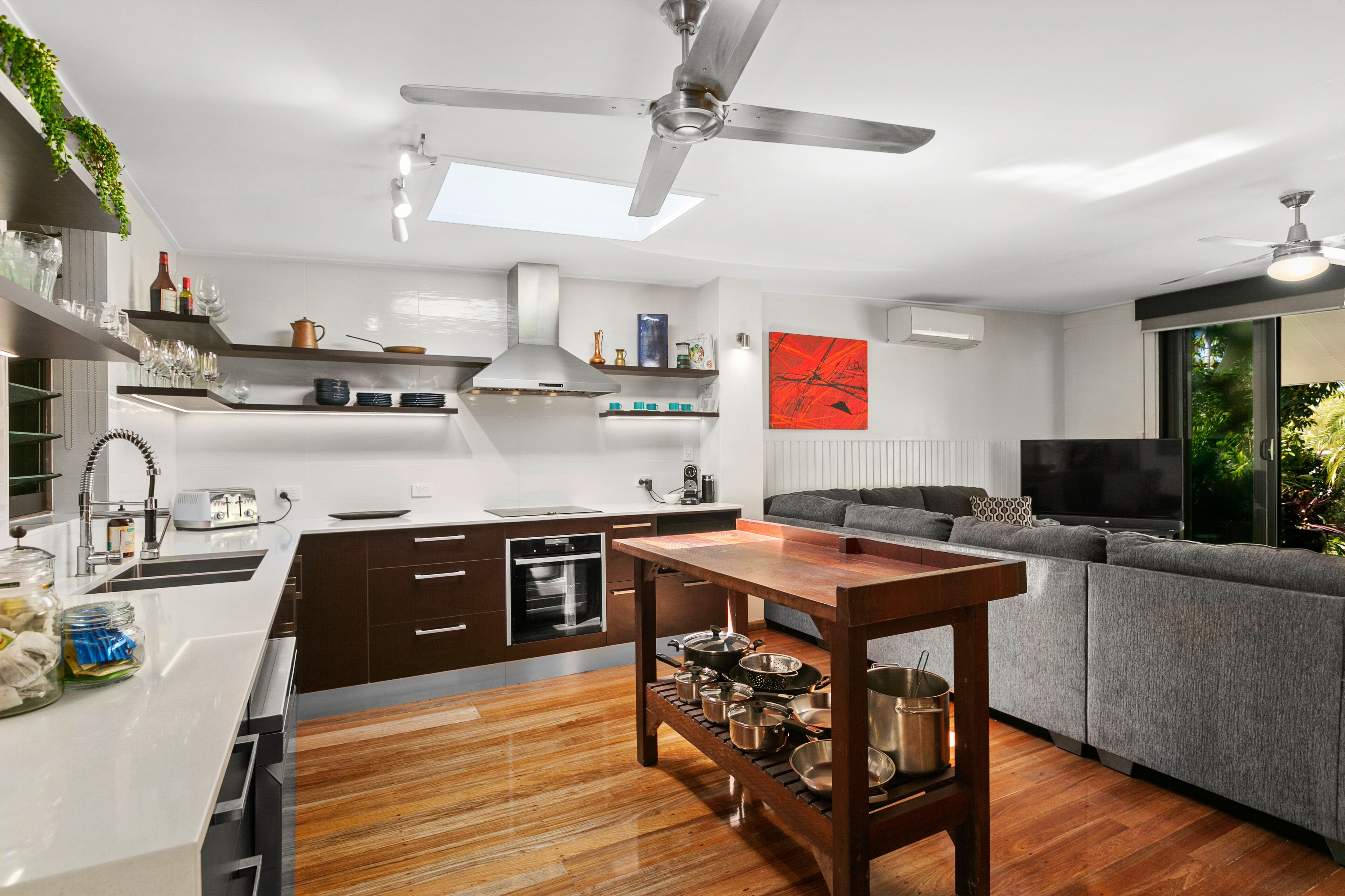 Tropical House wth Pool, Sleeps 8, Plus Private Studio, BBQ Dinning, 4 Bedroom