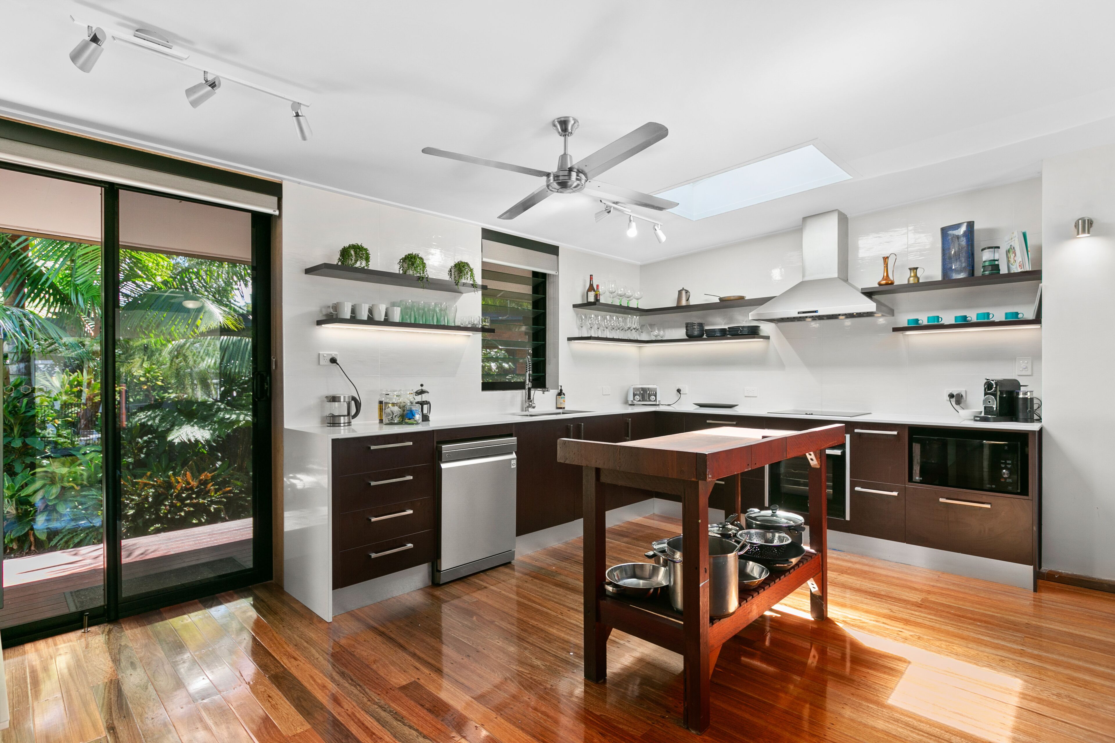 Tropical House wth Pool, Sleeps 8, Plus Private Studio, BBQ Dinning, 4 Bedroom