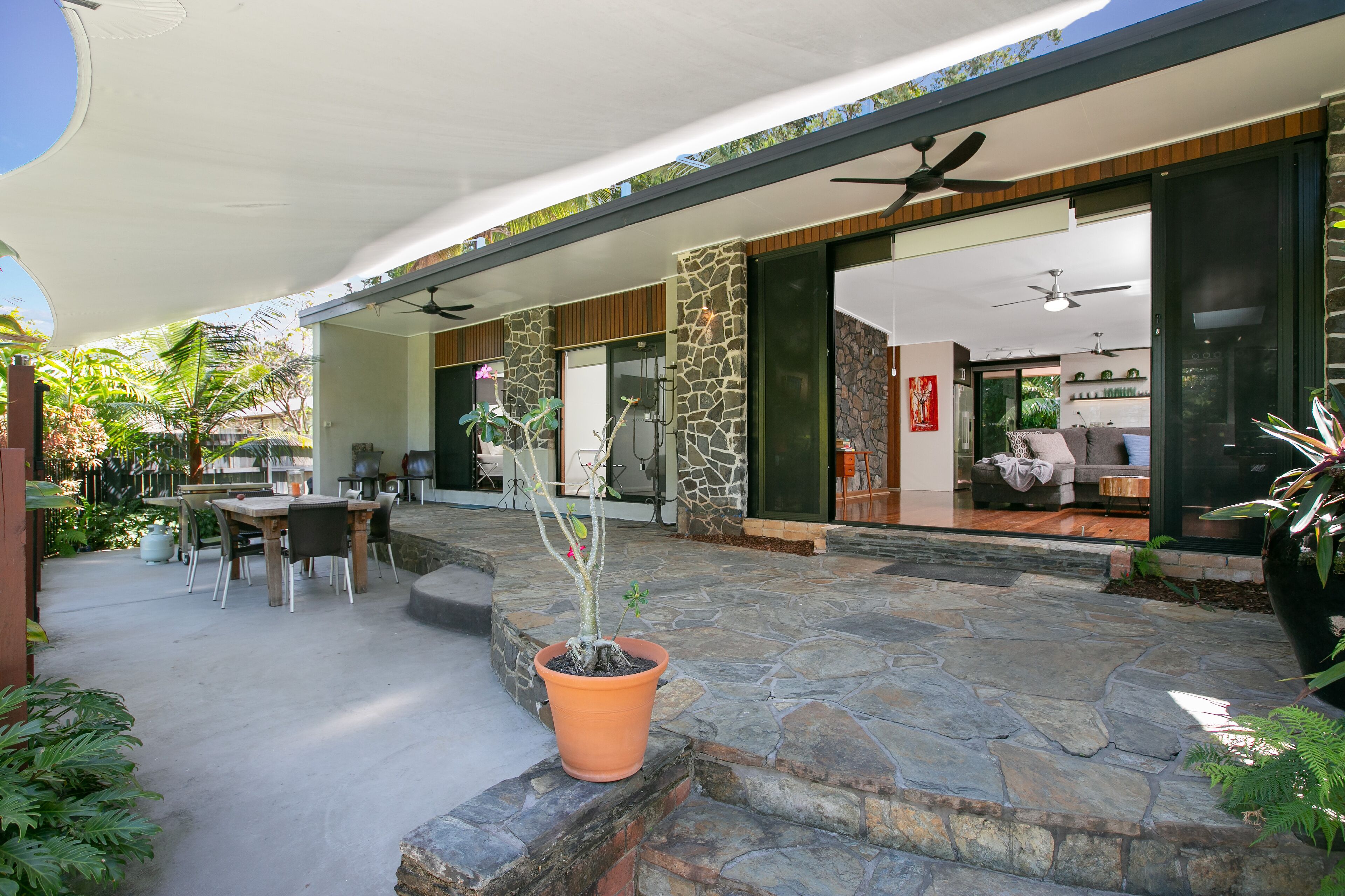 Tropical House wth Pool, Sleeps 8, Plus Private Studio, BBQ Dinning, 4 Bedroom