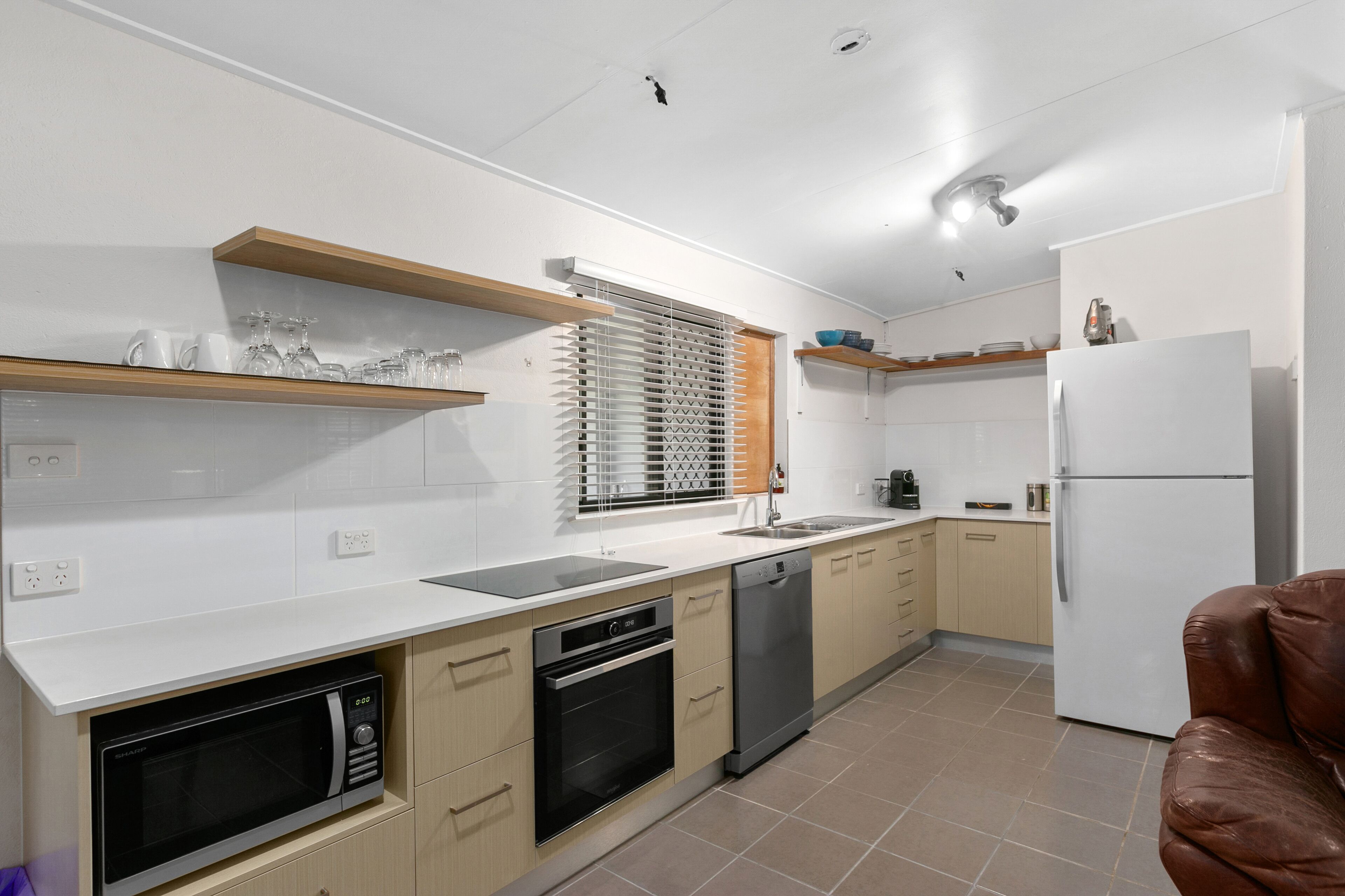 Tropical House wth Pool, Sleeps 8, Plus Private Studio, BBQ Dinning, 4 Bedroom