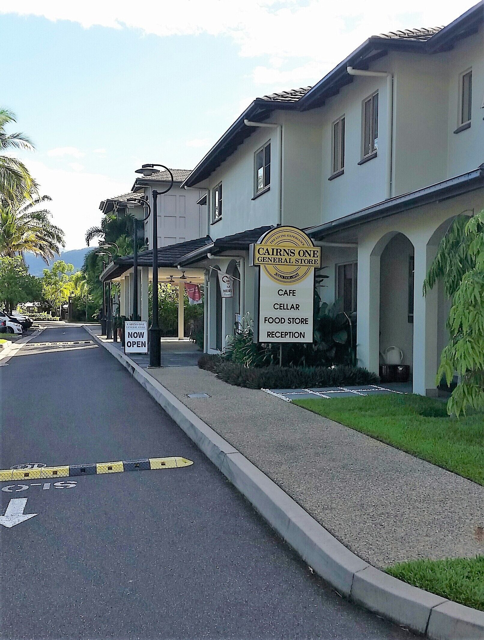 Luxury Tropical Apartment FREE WIFI on ground floor with lift to car park