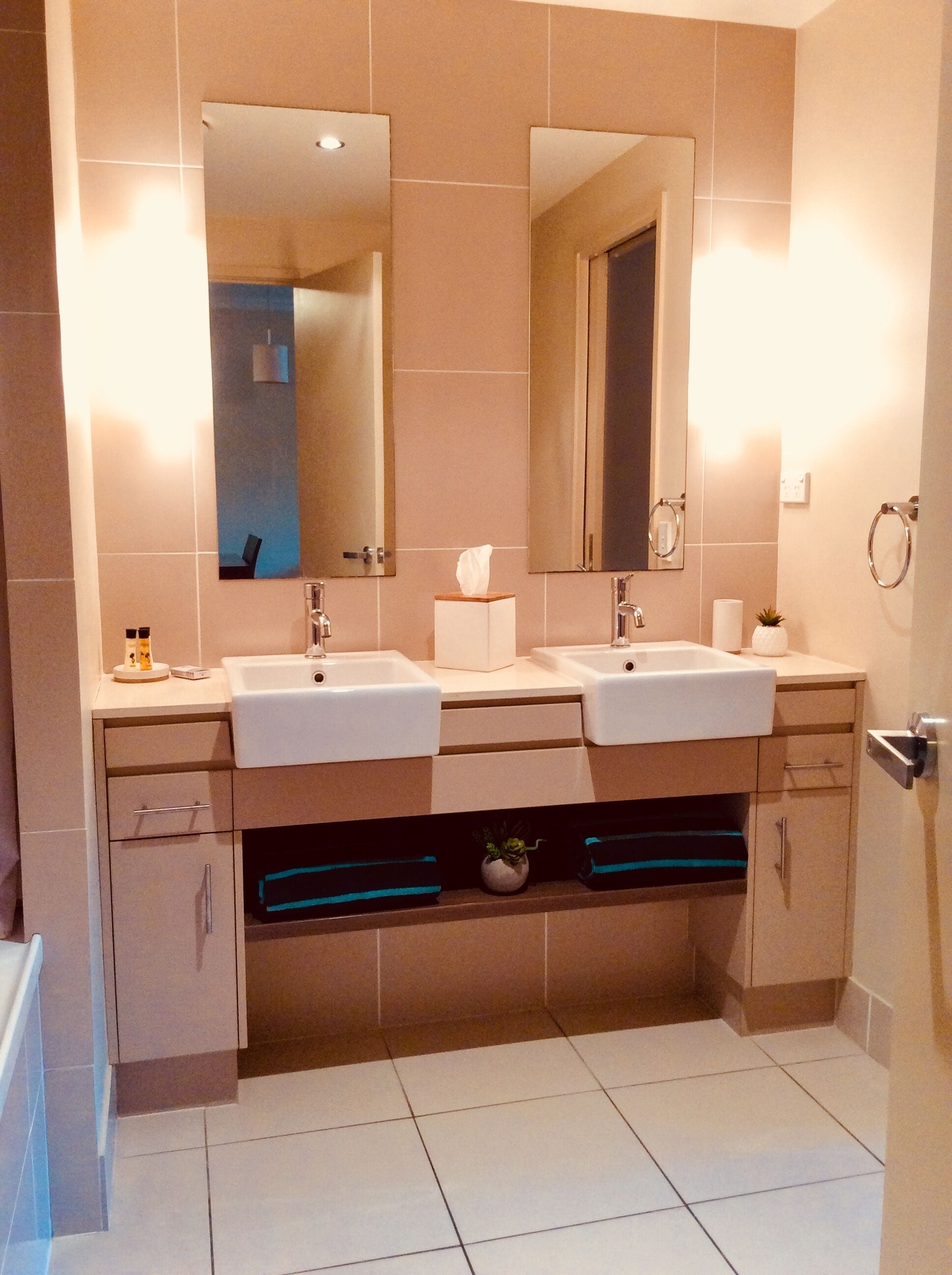 Luxury Tropical Apartment FREE WIFI on ground floor with lift to car park