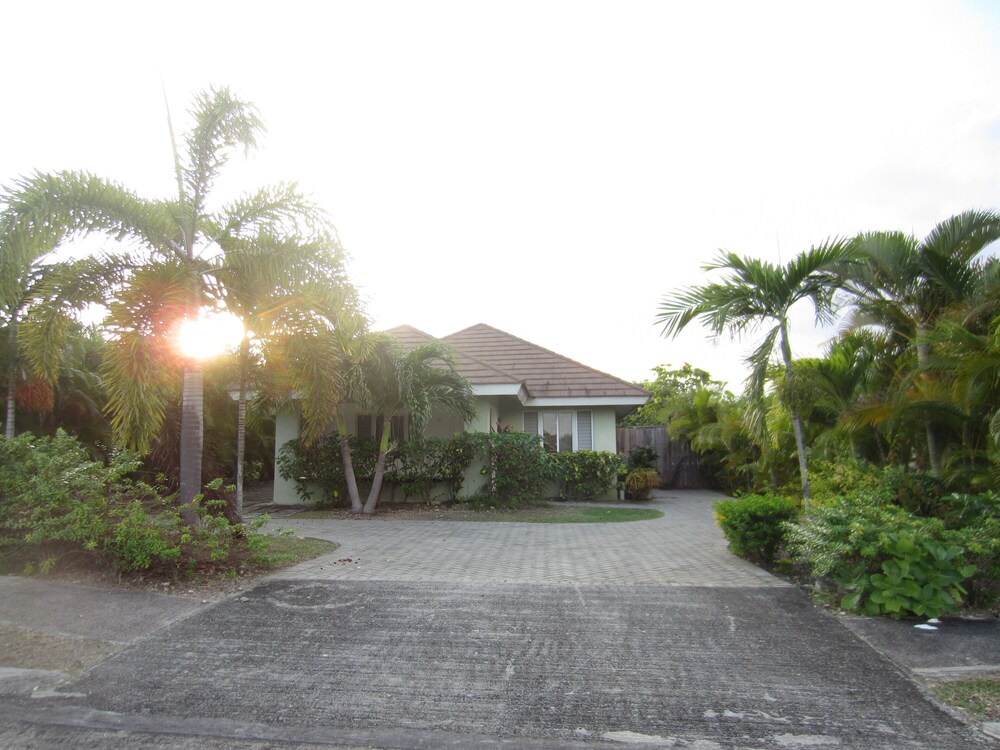 3 Bedroom/ 2 Bathroom Home At Richmond Estate, St. Ann Jamaica in Ocho