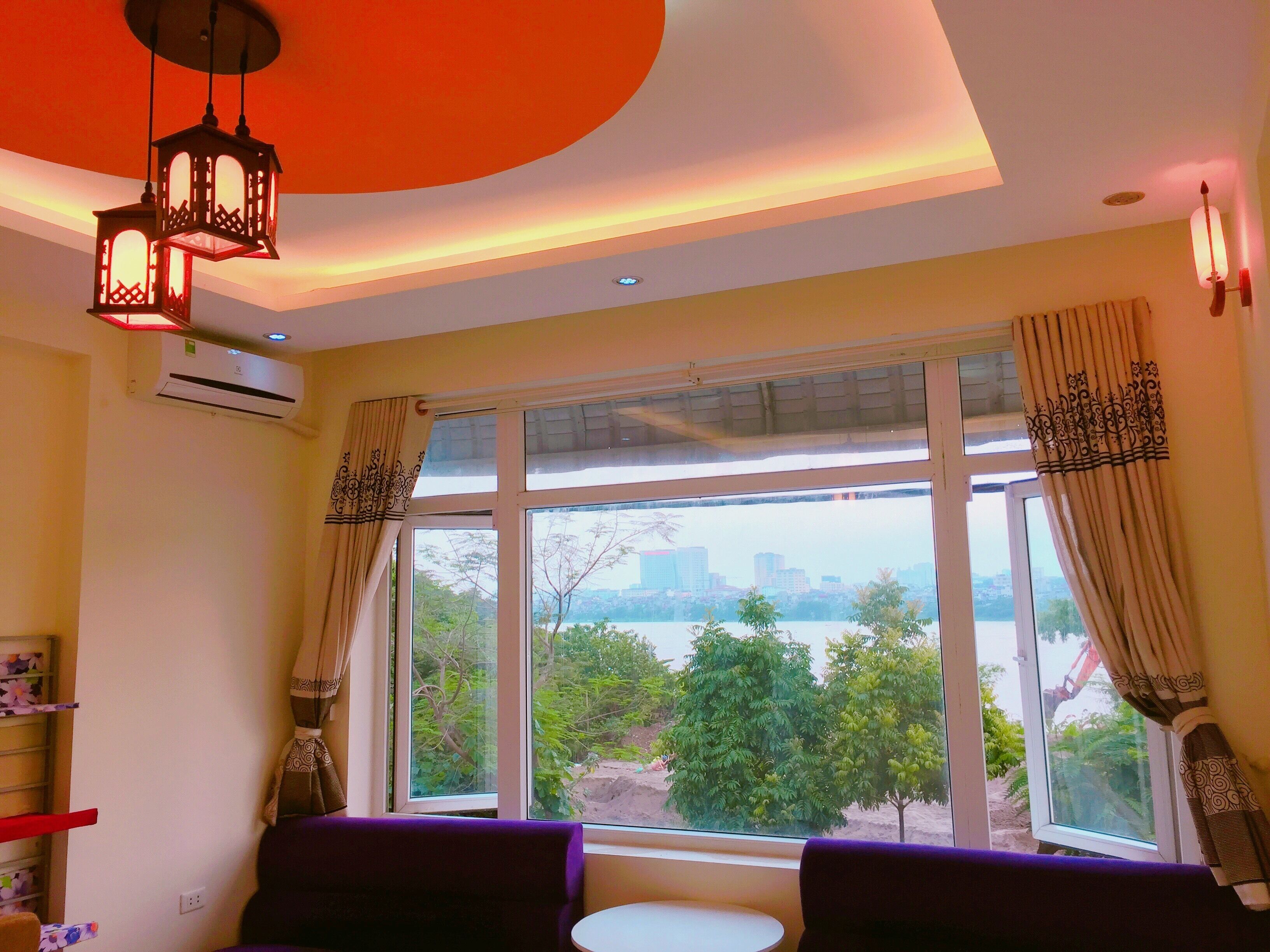 家は川沿いにあり、素晴らしい眺めがあり、旧市街中心部までわずか8km